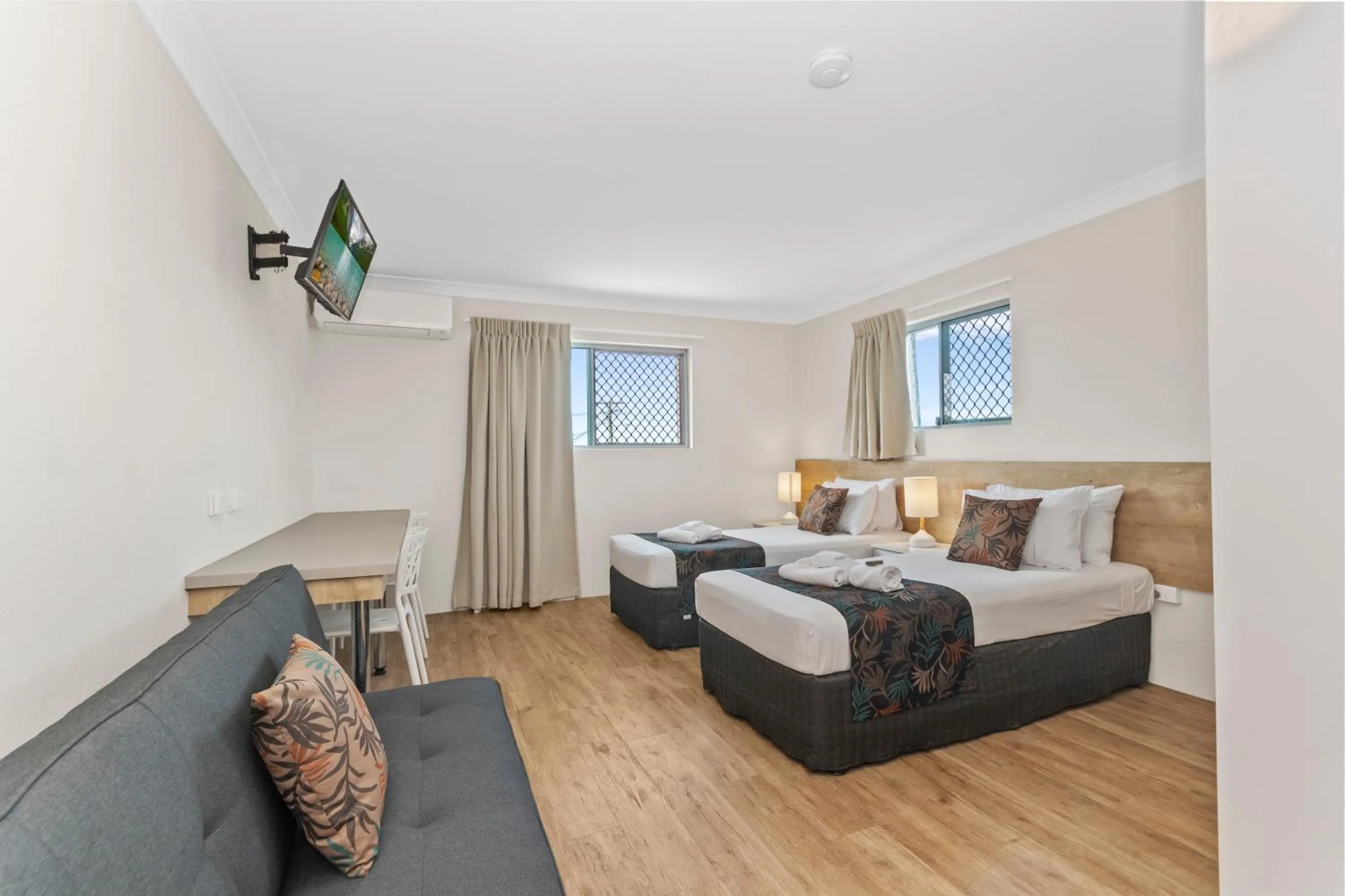 Bed in Castle Crest Motel