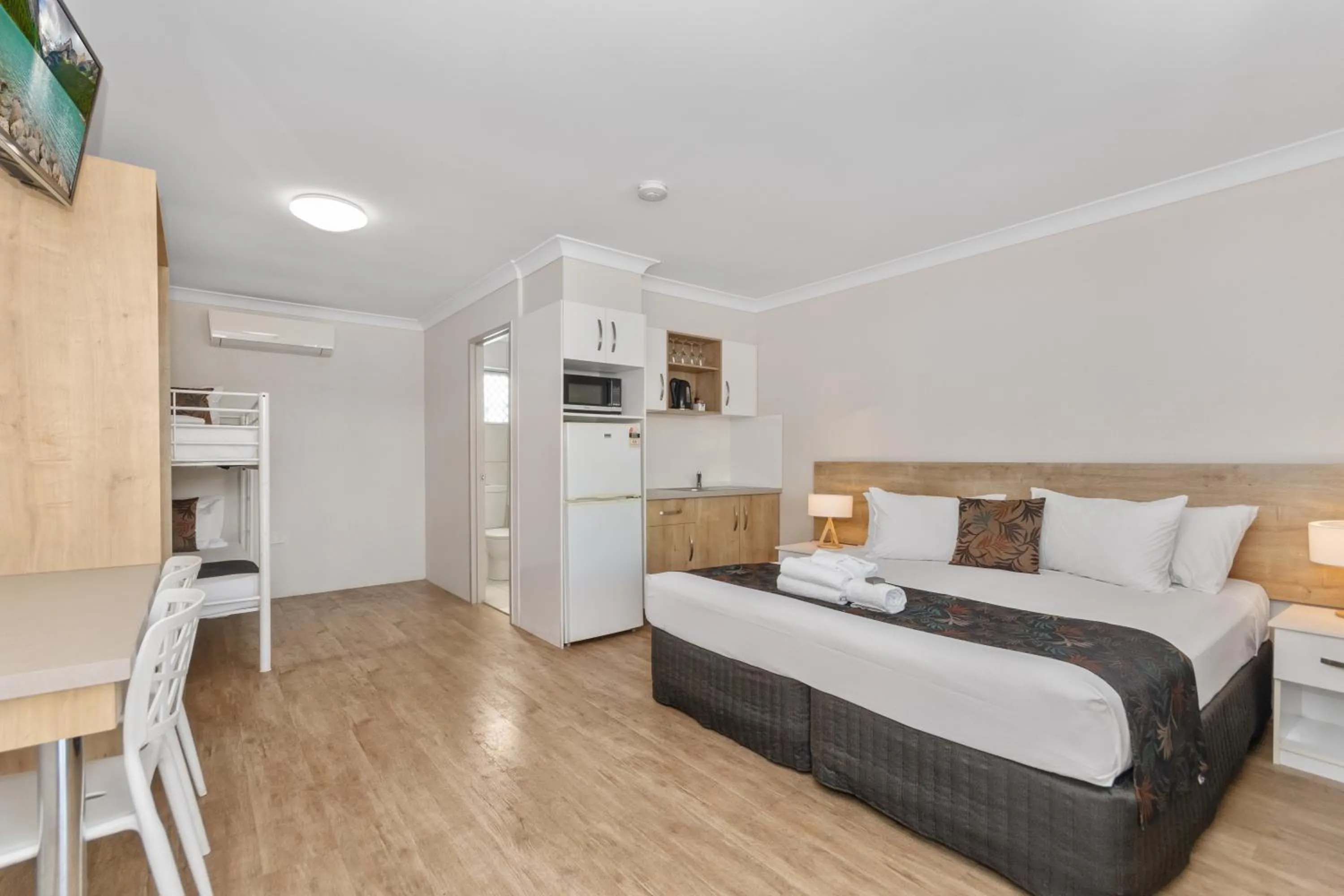 Bed in Castle Crest Motel