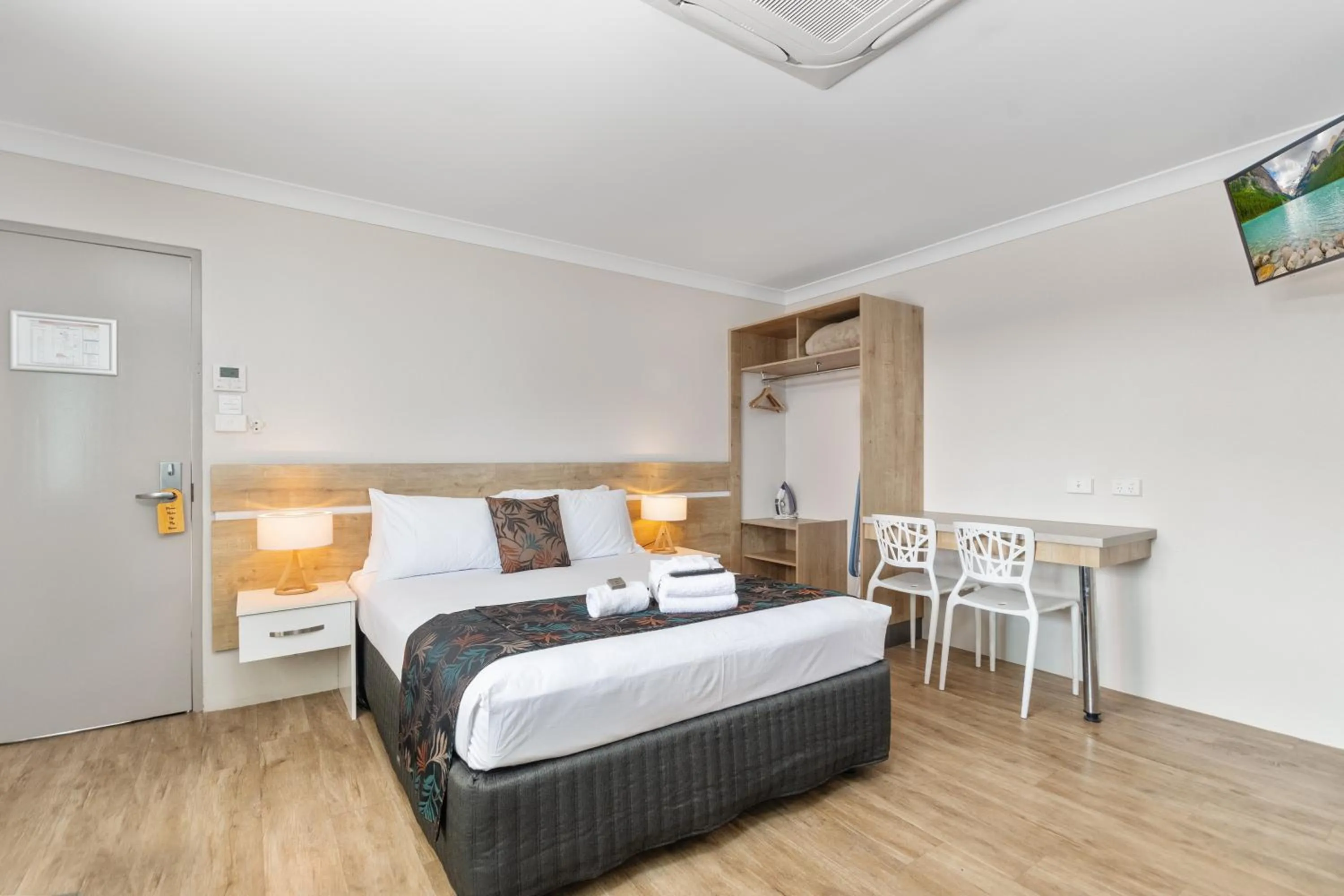 Bed in Castle Crest Motel