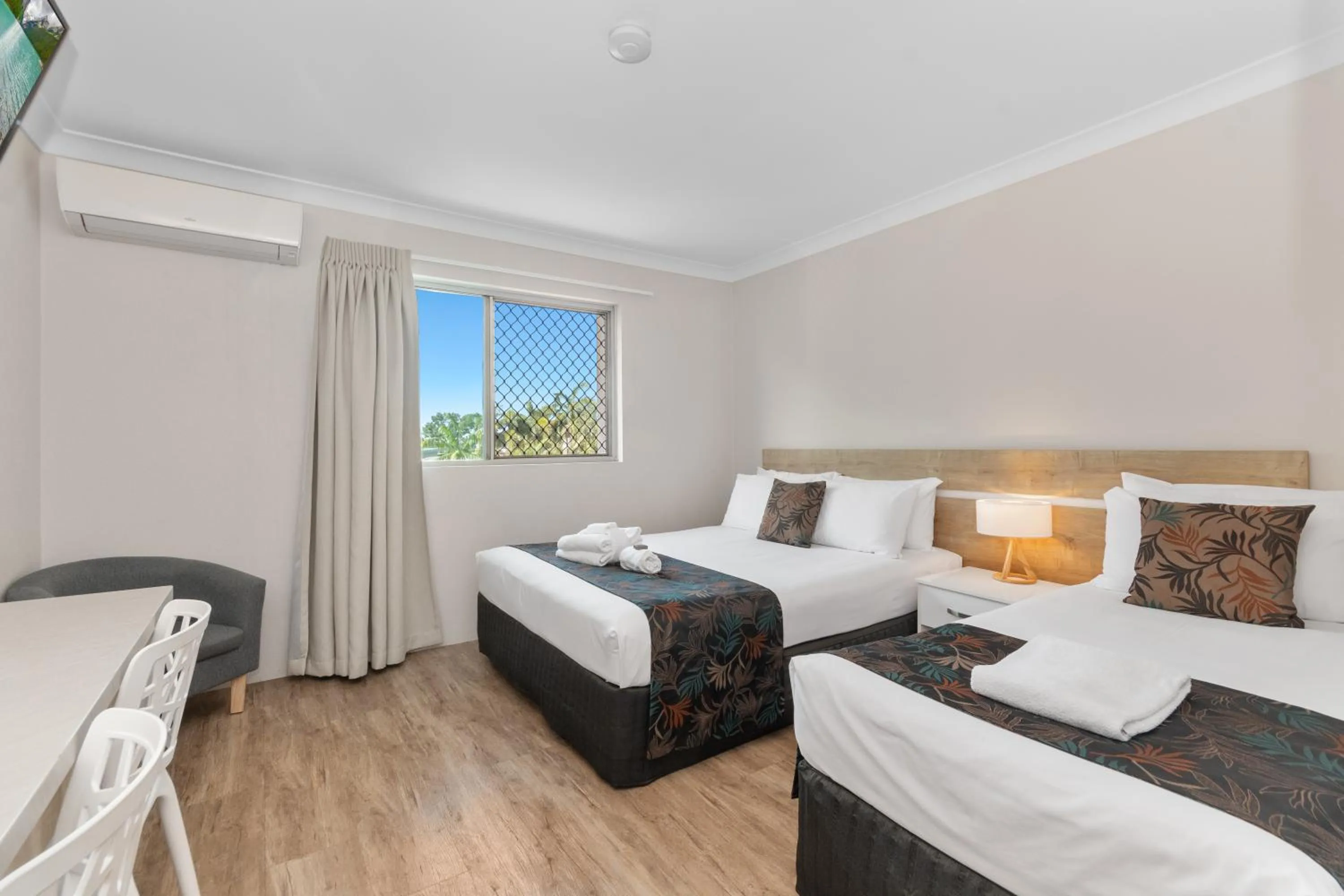 Bed in Castle Crest Motel