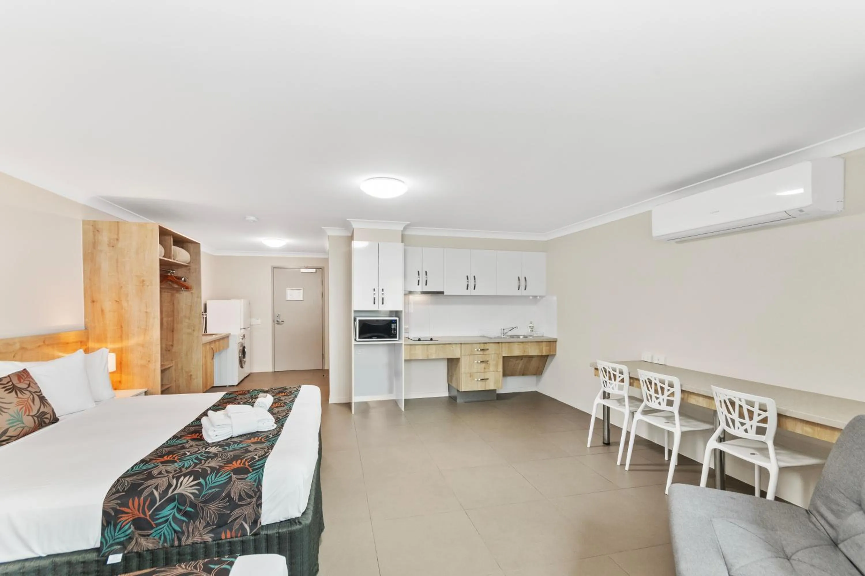 Bed in Castle Crest Motel