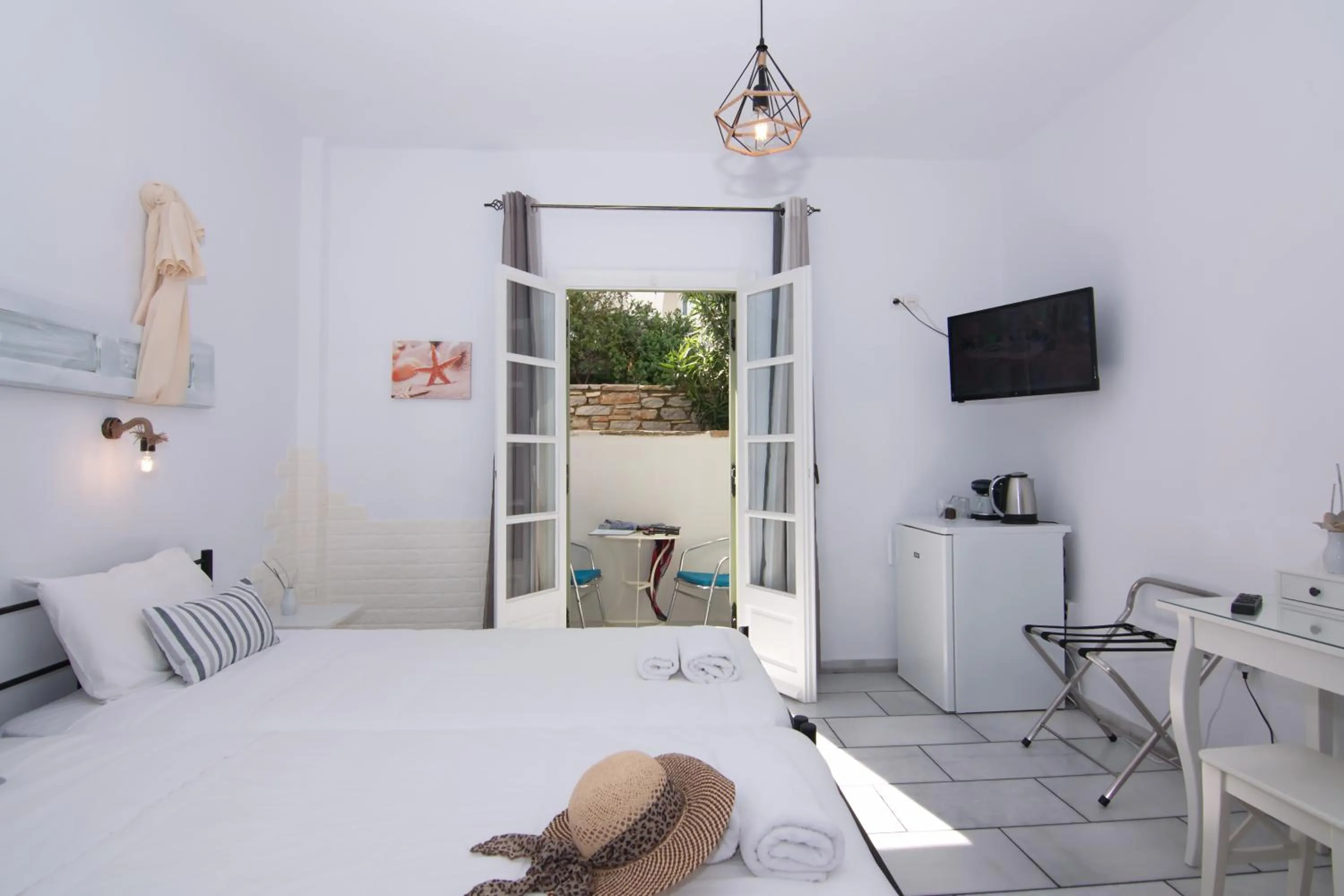 Photo of the whole room, Bed in Camara Hotel