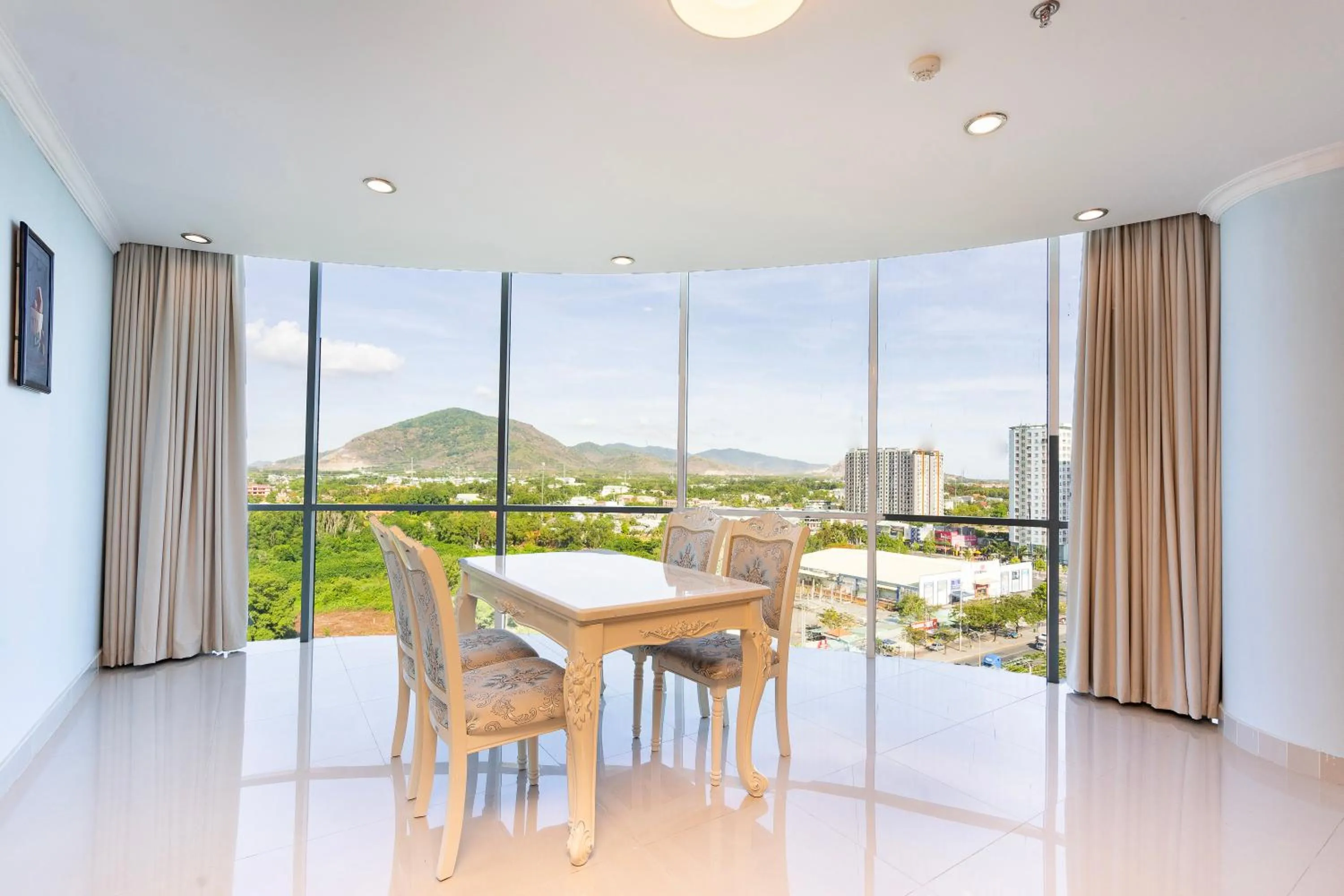 Dining area in PHU MY HARBOUR HOTEL - Old Golf Phu My Hotel