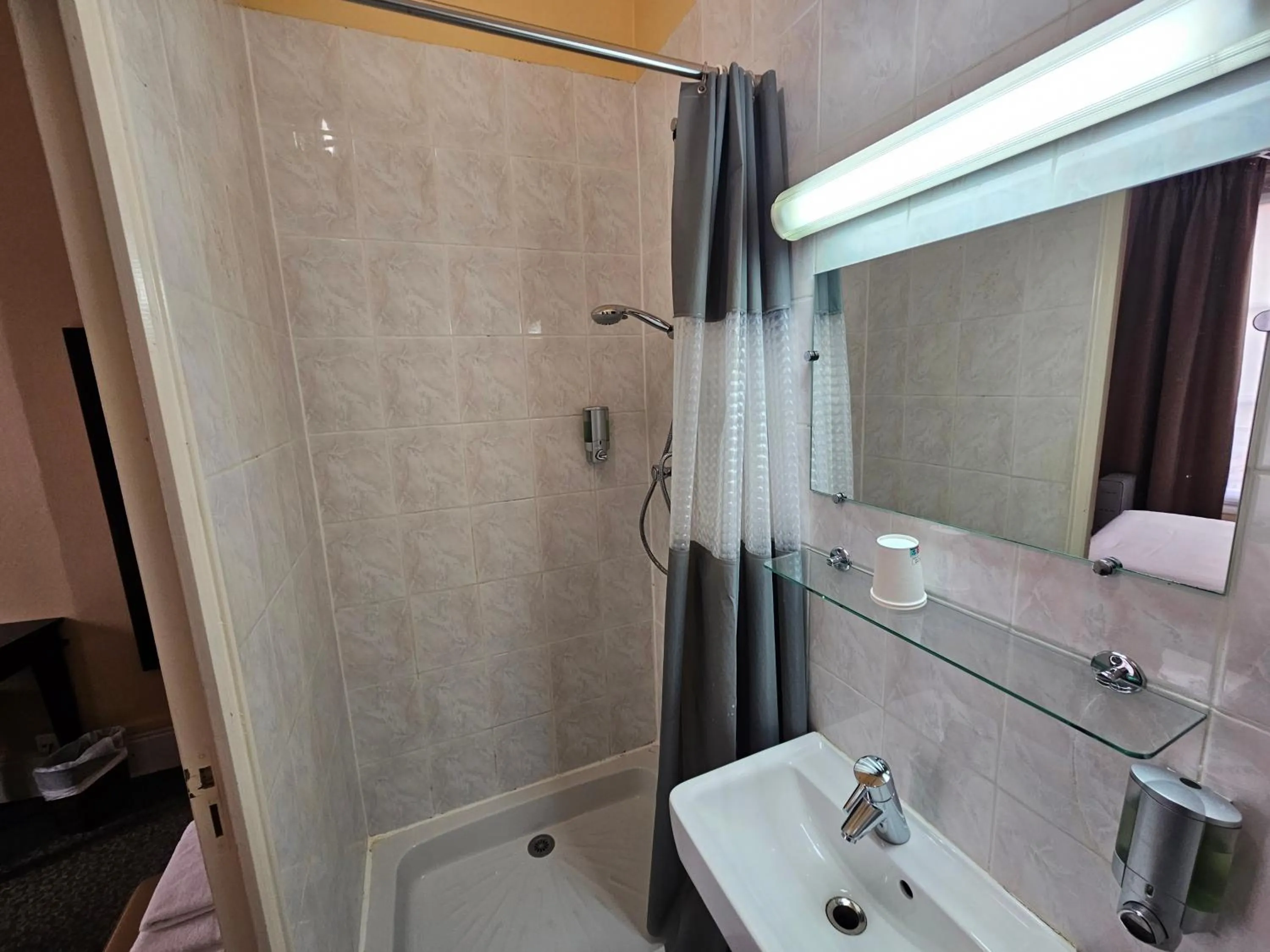 Shower in Hôtel Bellevue et du Chariot d'Or