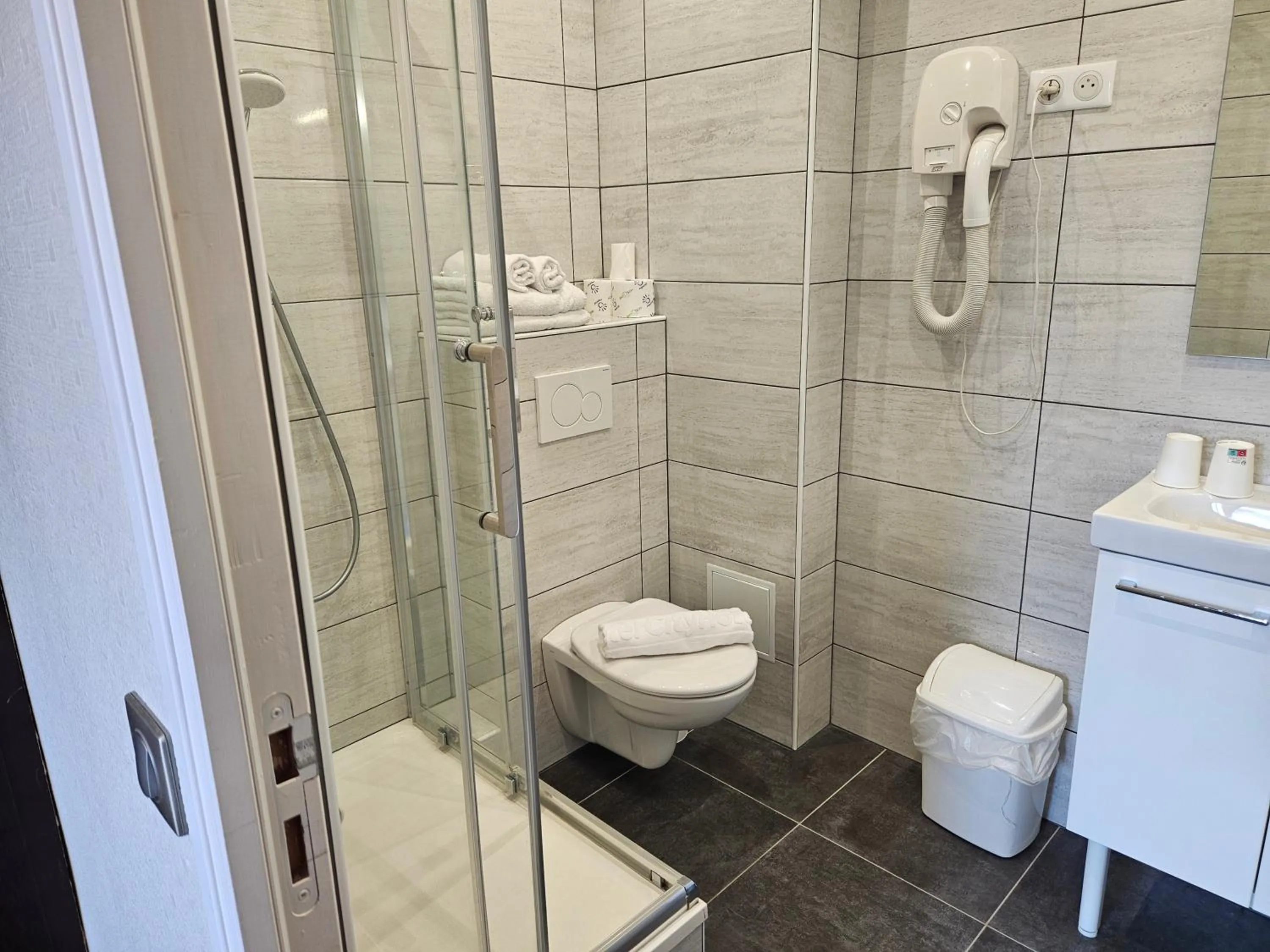 Shower in Hôtel Bellevue et du Chariot d'Or