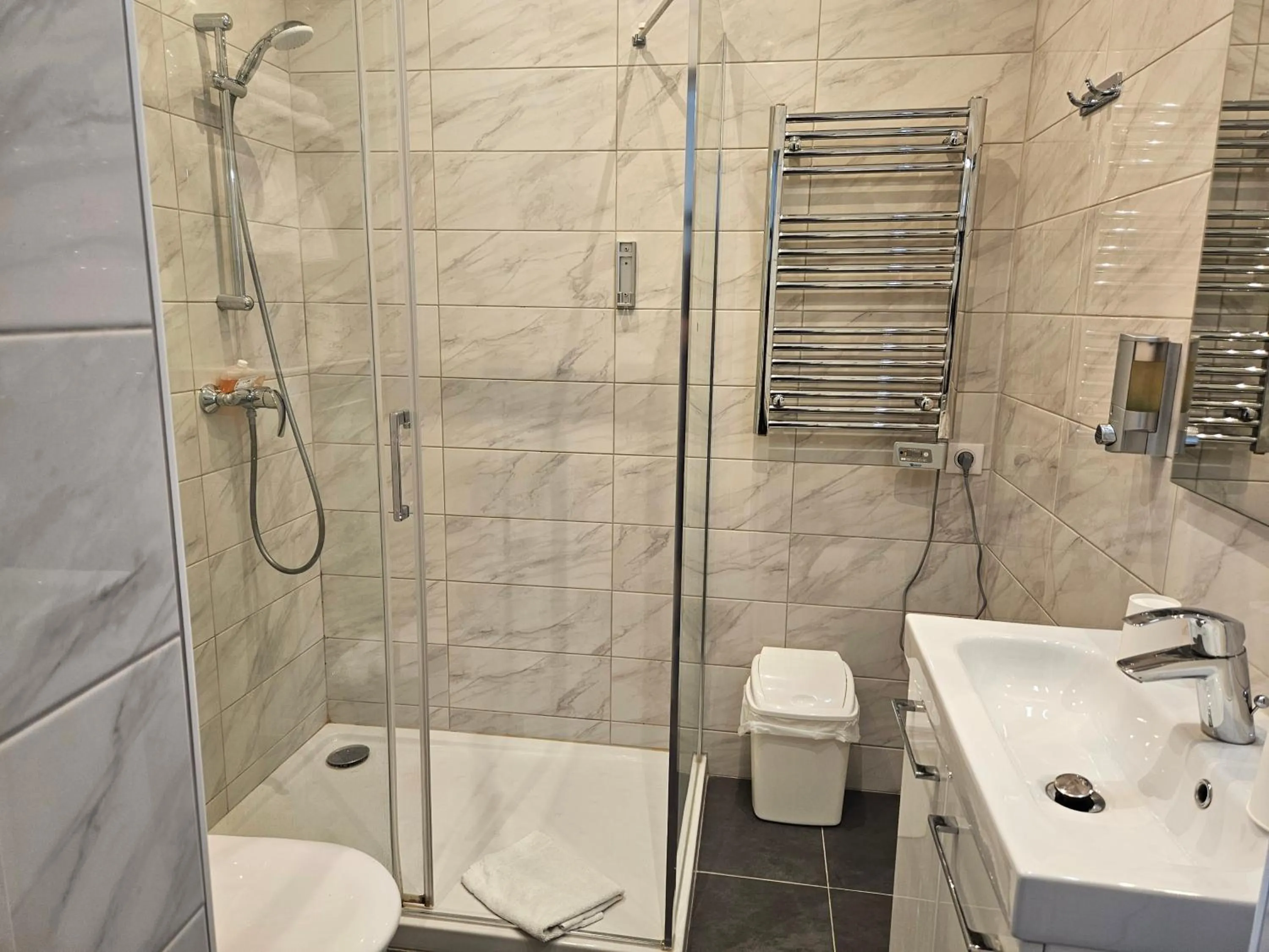 Shower in Hôtel Bellevue et du Chariot d'Or