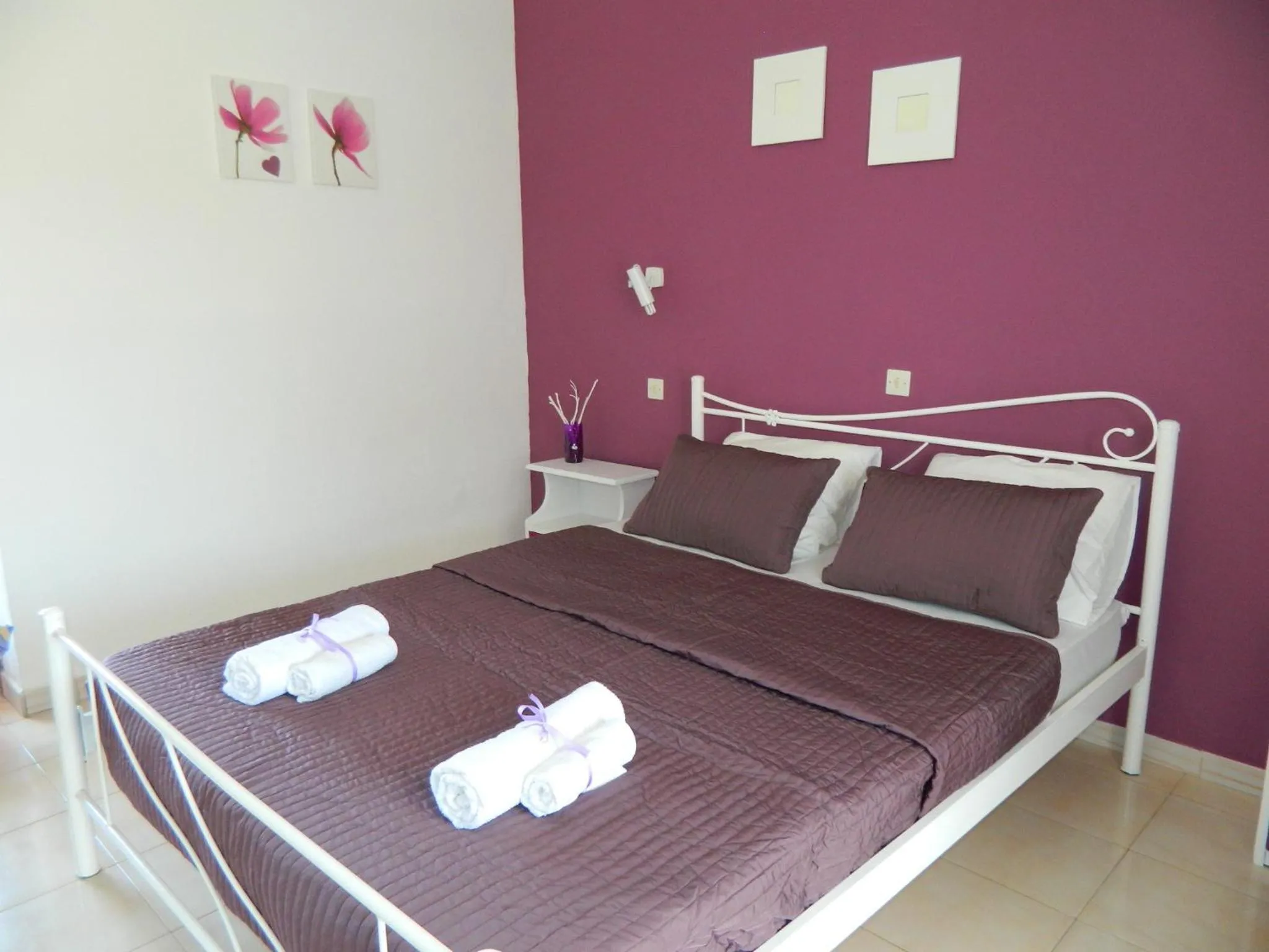 Photo of the whole room, Bed in Roseberry Studios