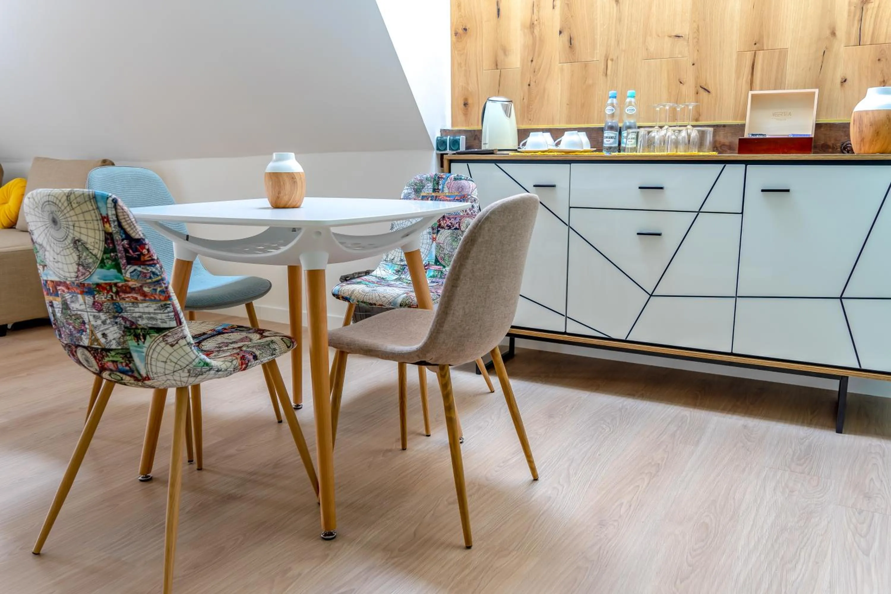 Photo of the whole room in Black Swan House, Old Town