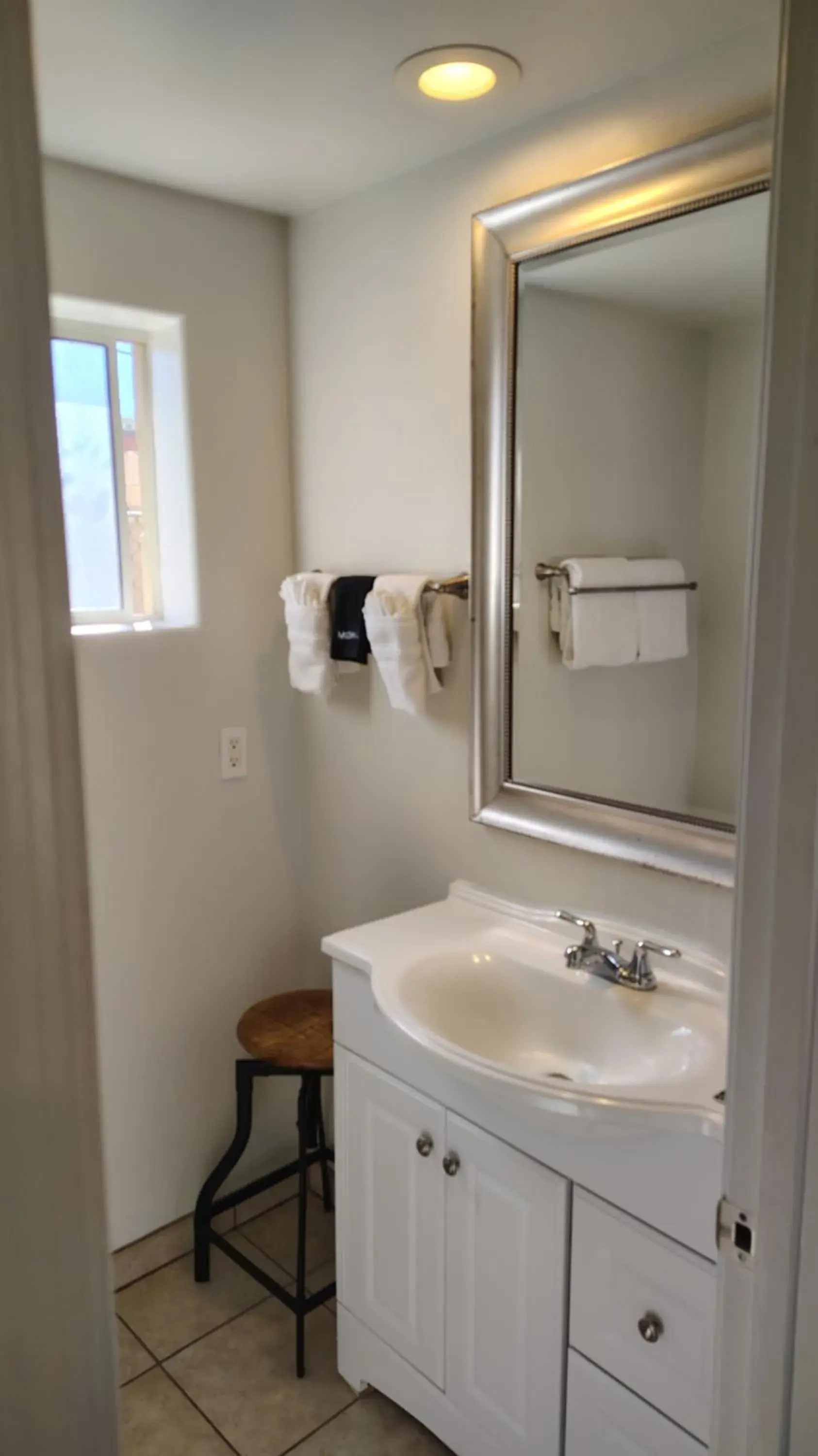 Deluxe Queen Room in Primrose Inn and Suites Deluxe Queen Room in Primrose Inn and Suites