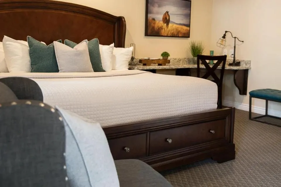 Bed in Primrose Inn and Suites
