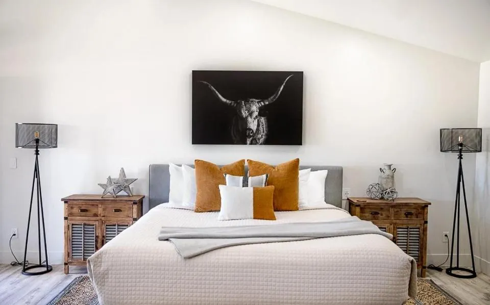 Bed in Primrose Inn and Suites