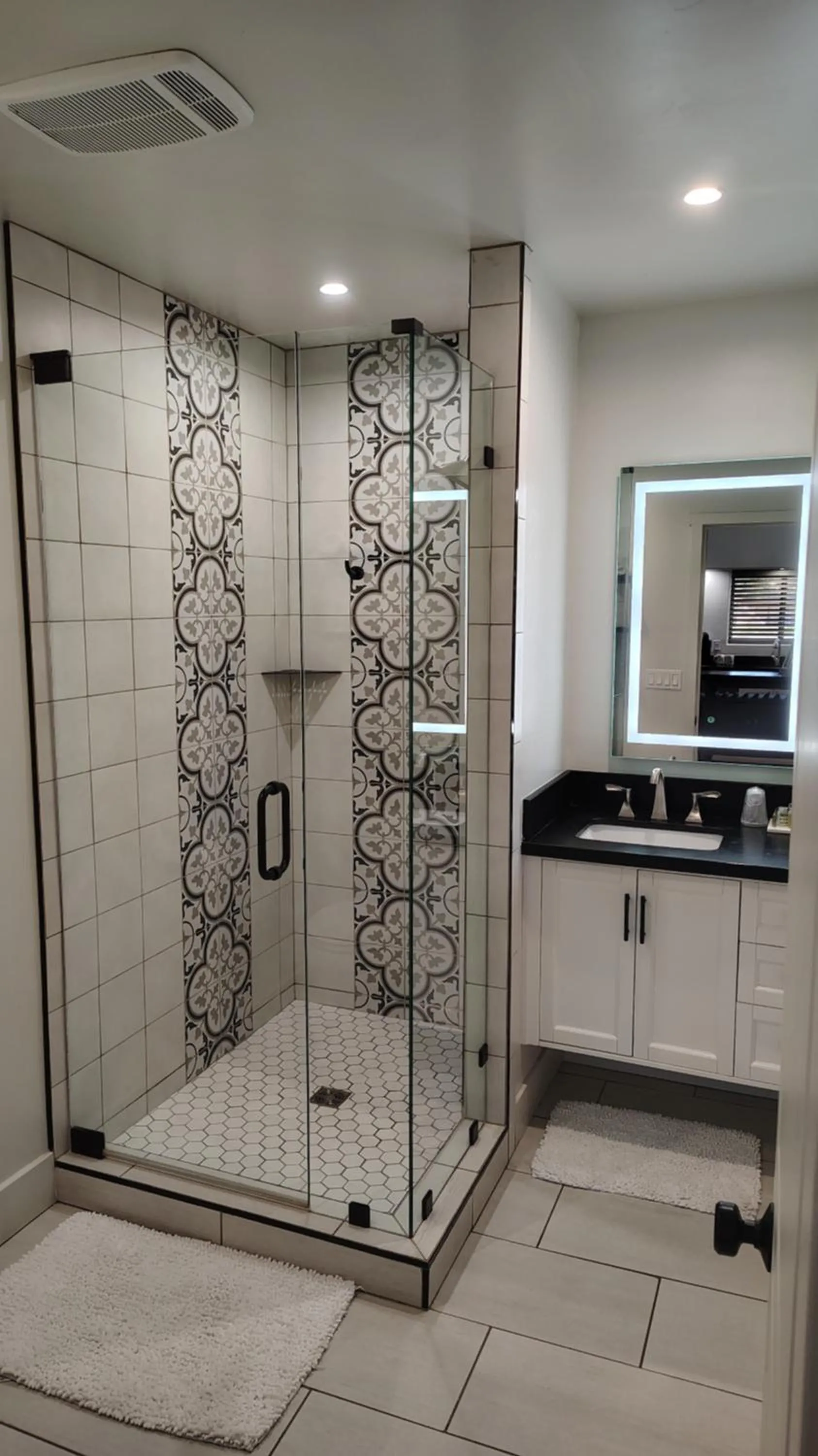 Shower in Primrose Inn and Suites