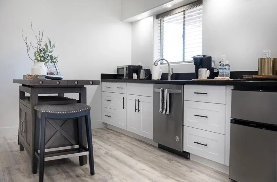 Kitchen or kitchenette in Primrose Inn and Suites