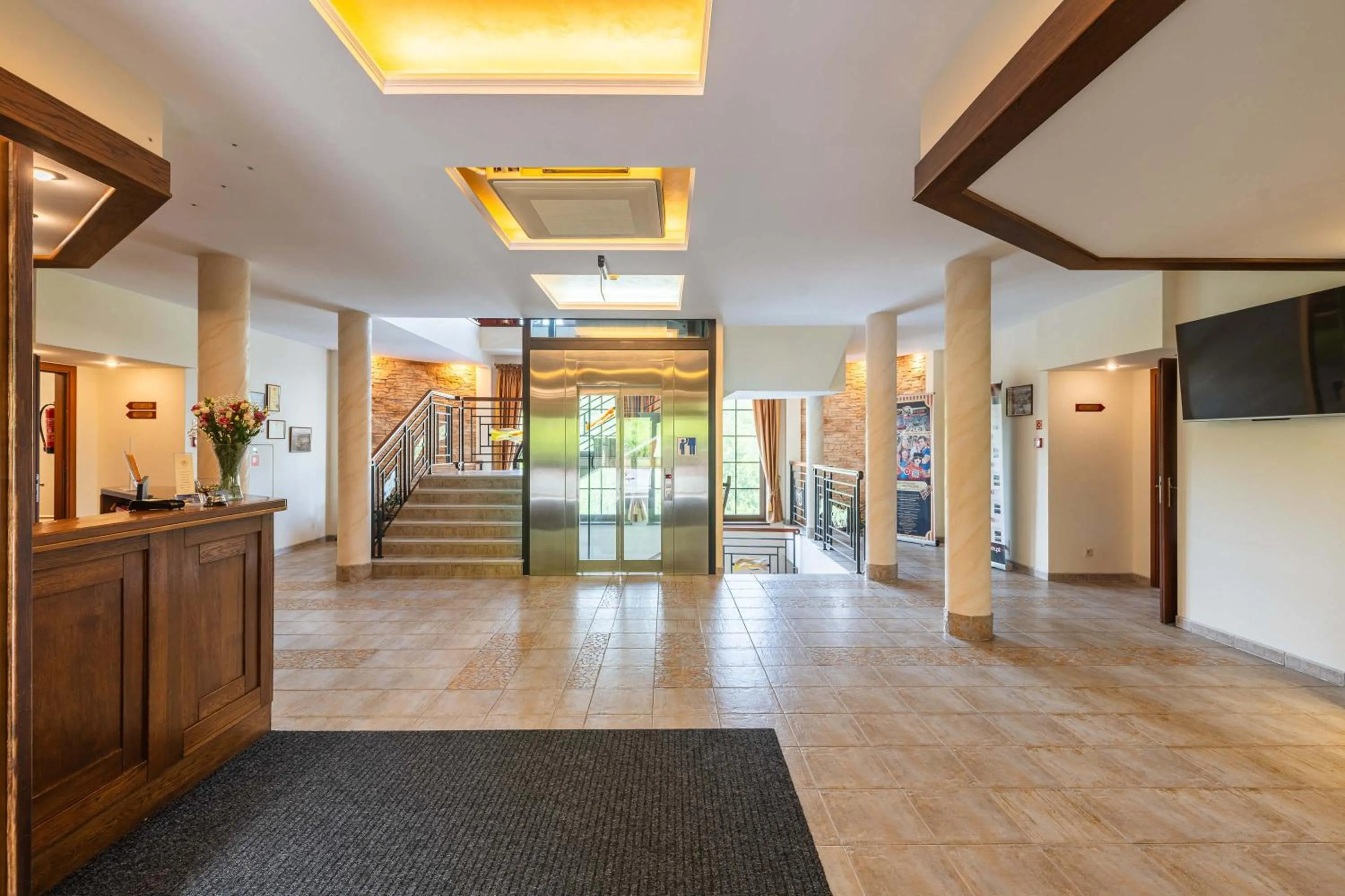Lobby or reception in Hotel Dziki Potok Karpacz Konferencje & SPA