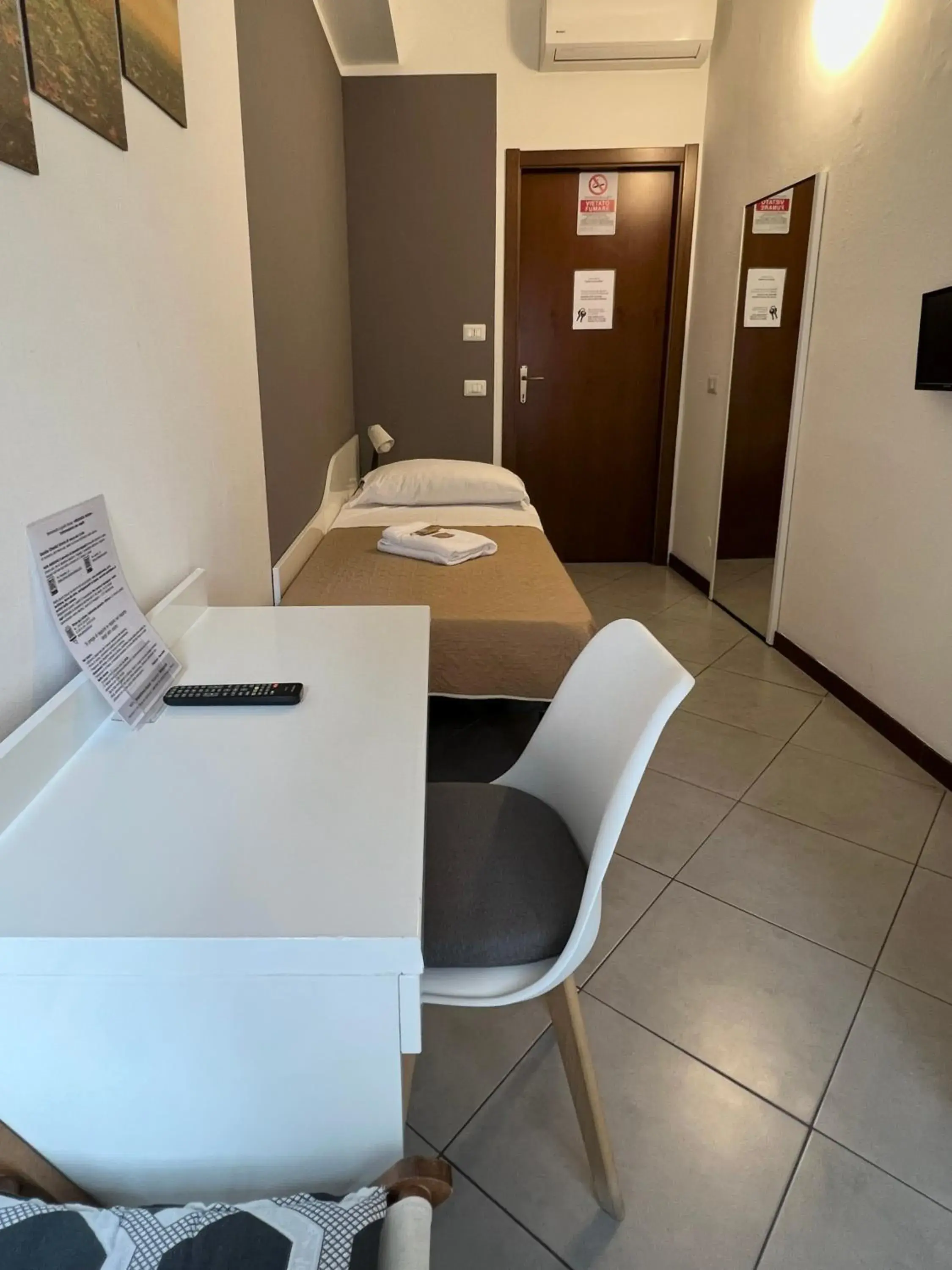 Standard Single Room with Shared Bathroom in Guest House Brianza Room Standard Single Room with Shared Bathroom in Guest House Brianza Room