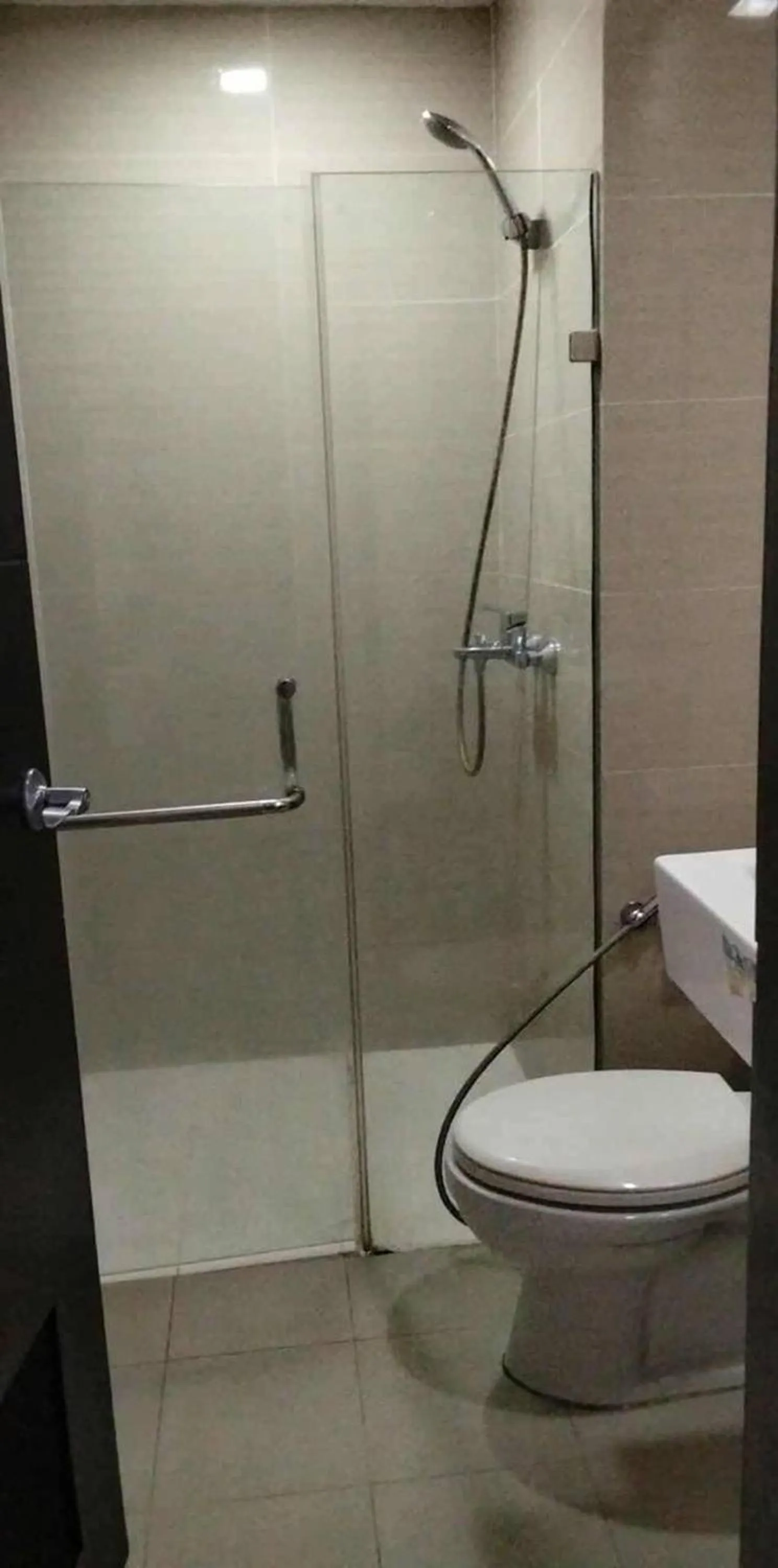 Bathroom in 81 Newport Boulevard across NAIA T3 Airport