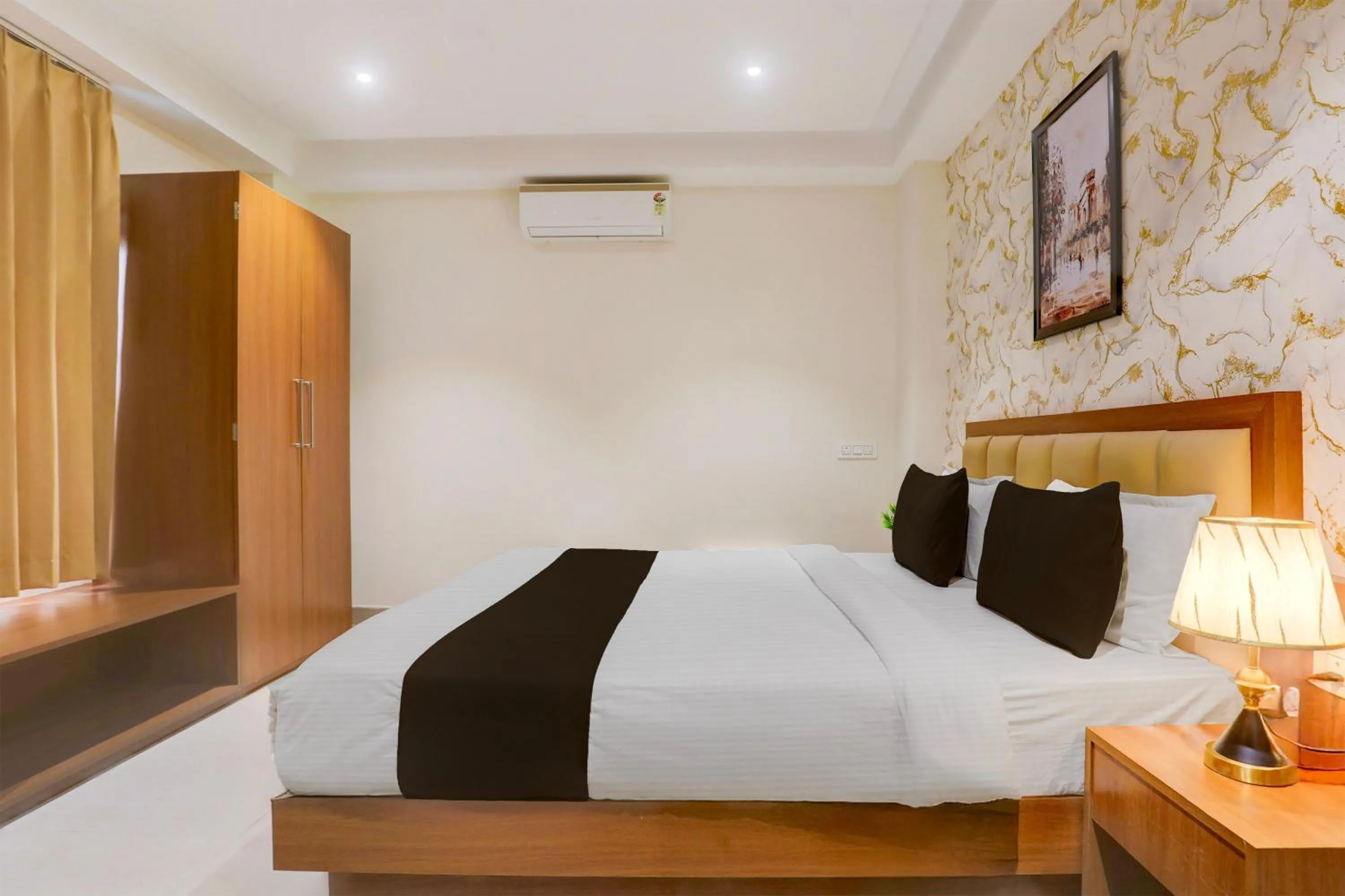 Bedroom, Bed in Super Townhouse Oak Sevoke Road Siliguri