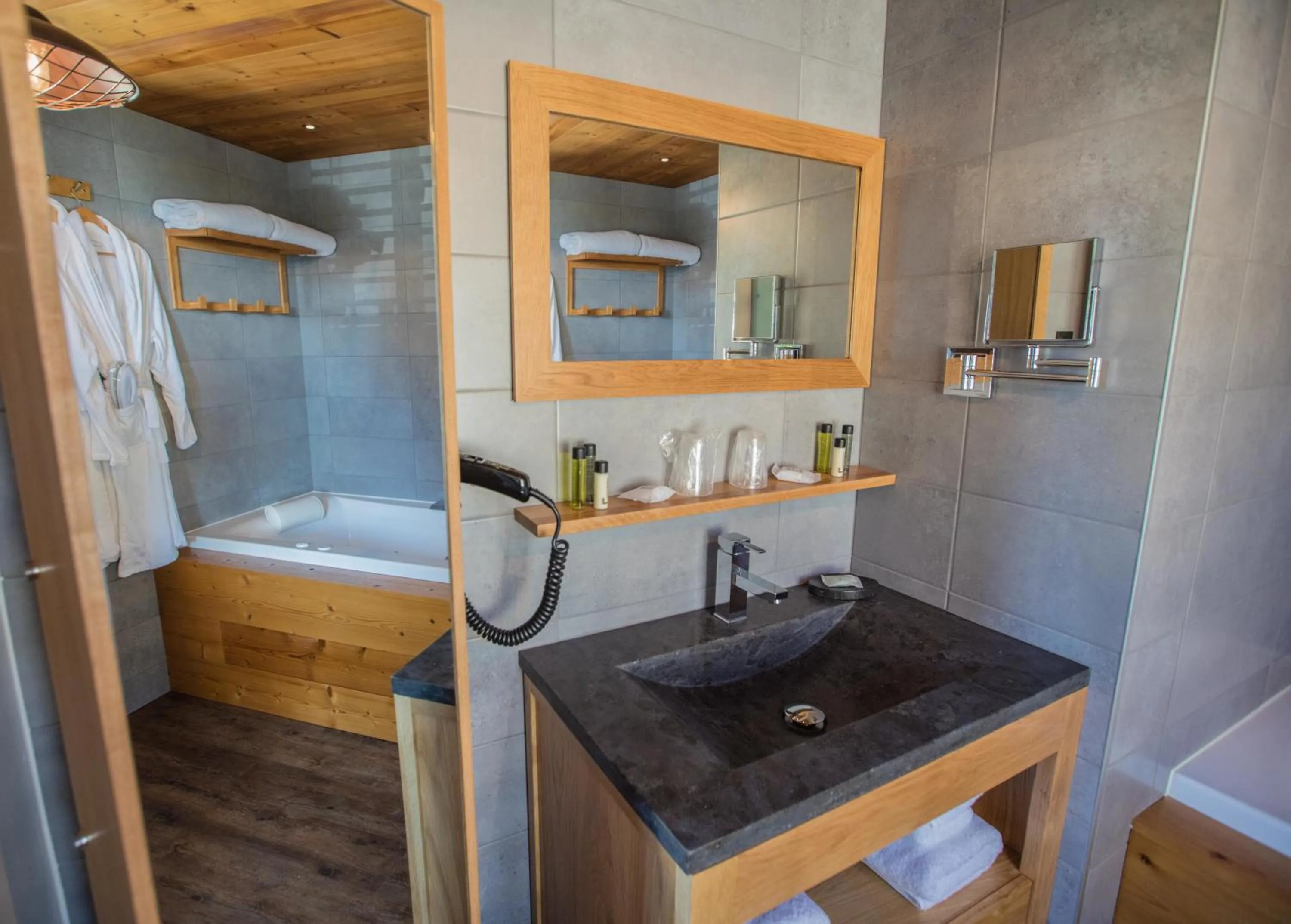 Bathroom in Hôtel L'Atelier de Donat