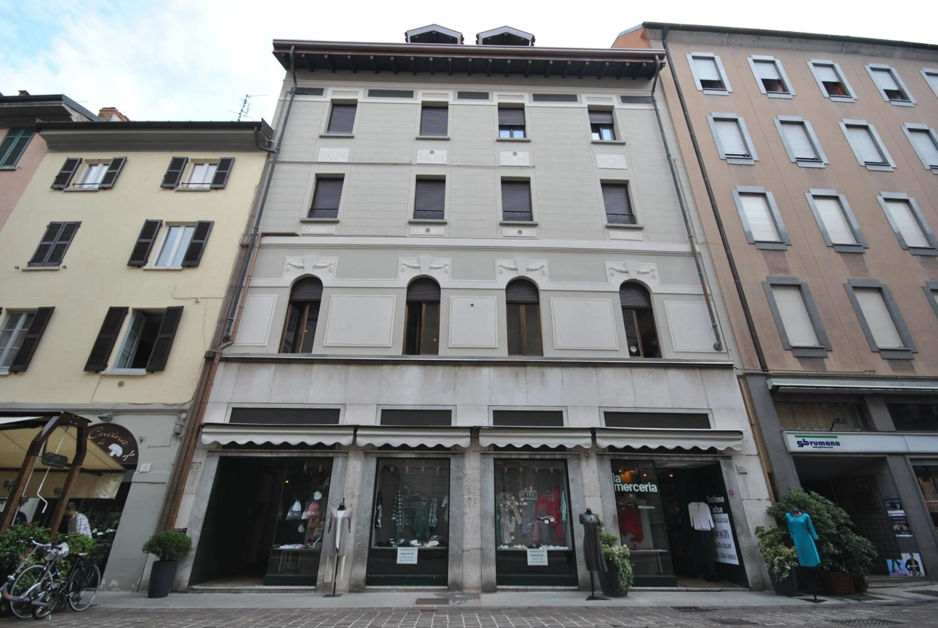 Property building in Como Via Carcano 13