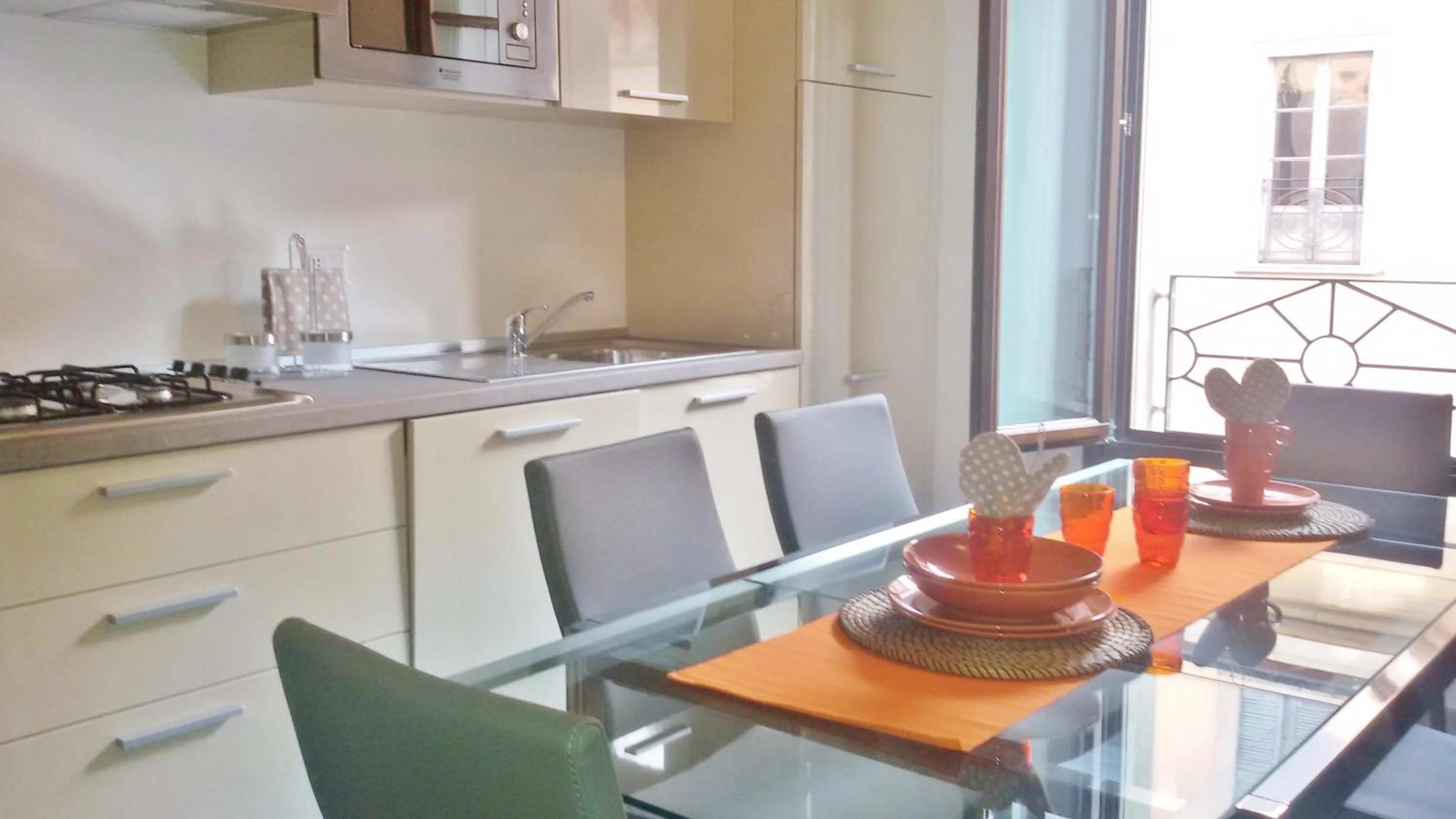 Dining area in Como Via Carcano 13