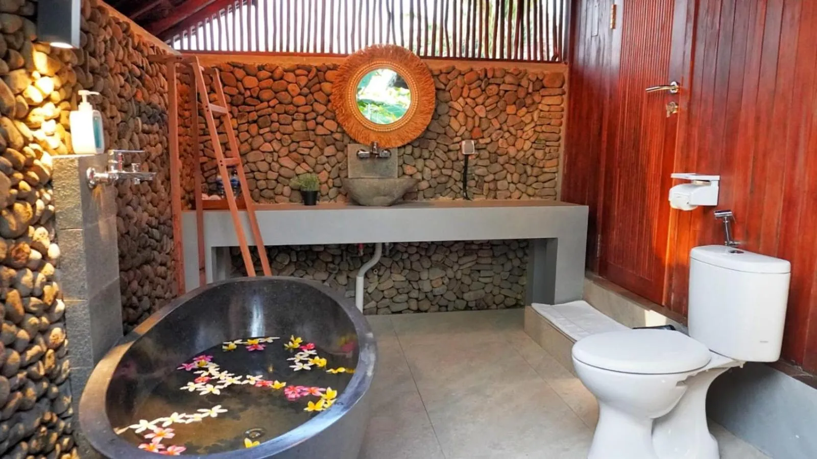 Toilet in Golo Pada Villa Labuan Bajo by ABM