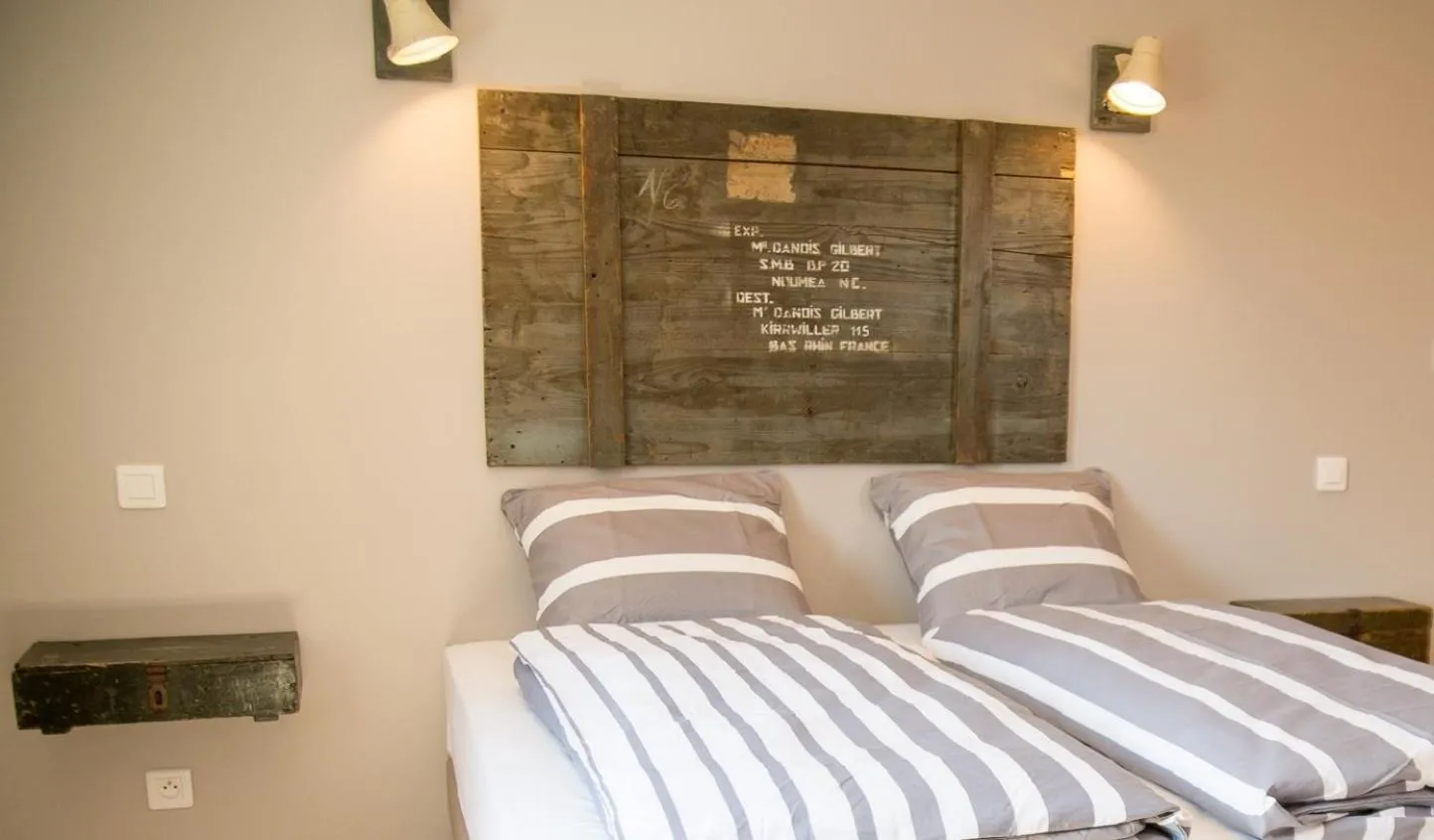 Decorative detail, Bed in L’Été en Novembre