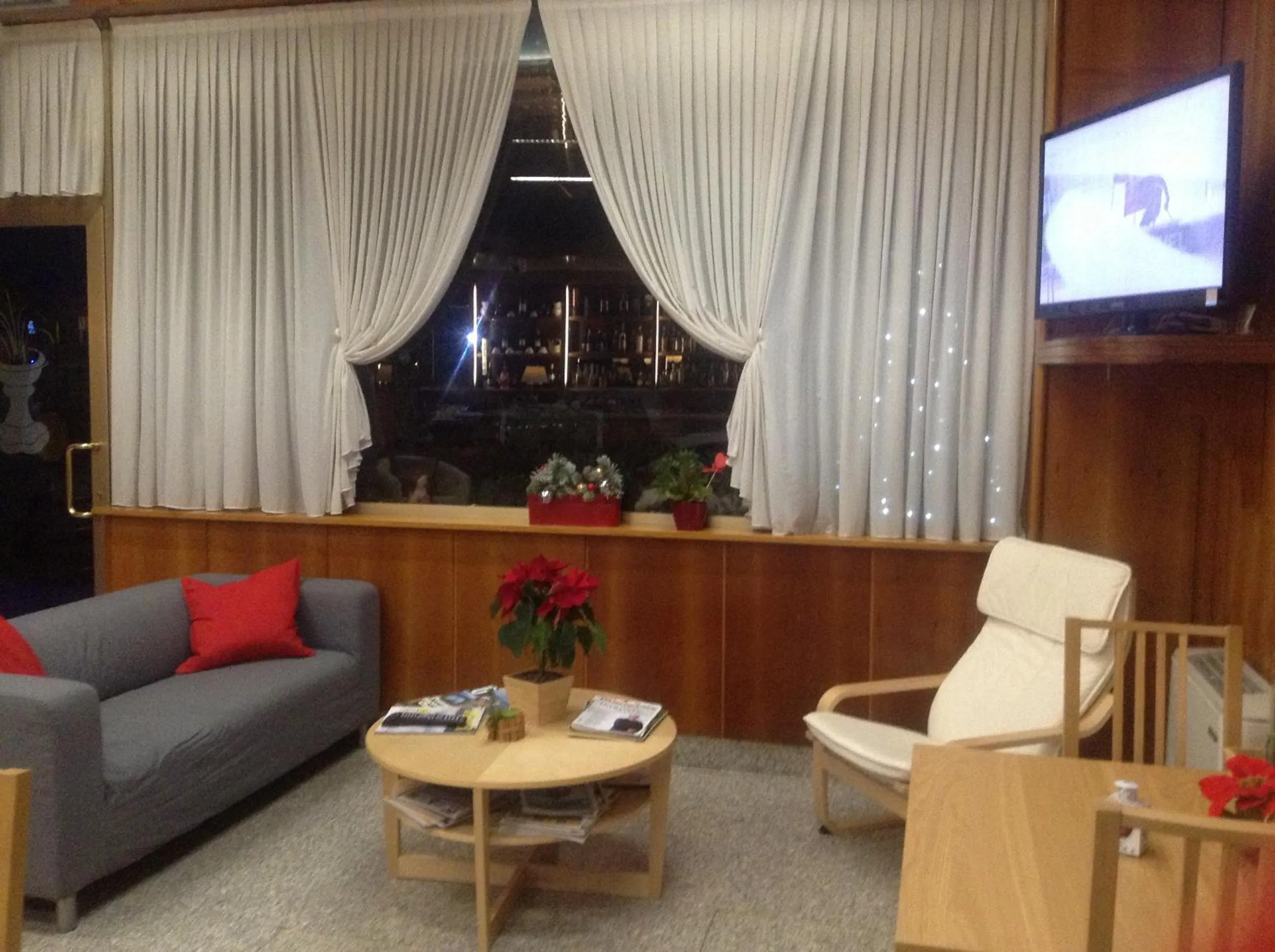 Communal lounge/ TV room in Hotel Route 9