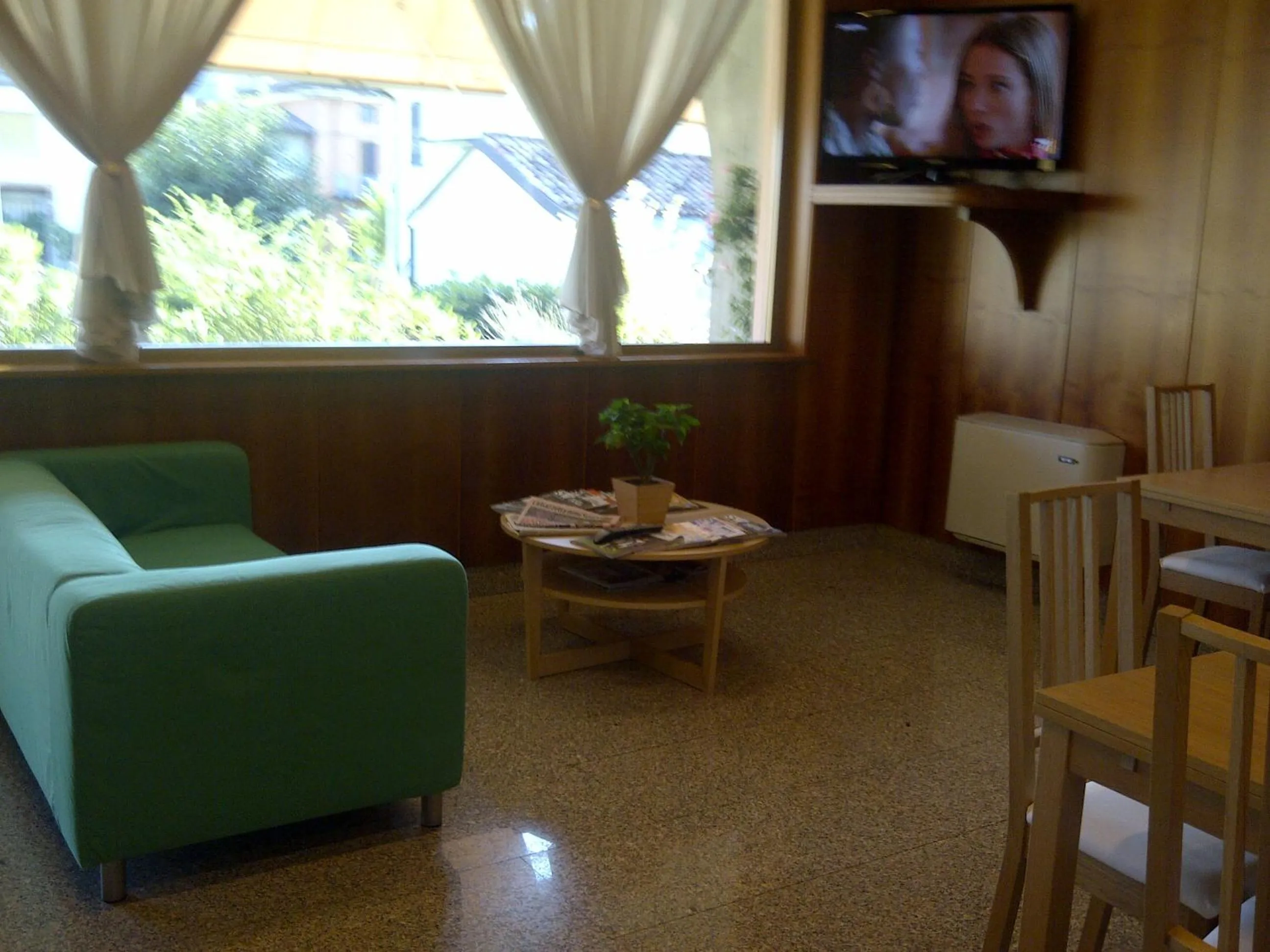 Communal lounge/ TV room in Hotel Route 9