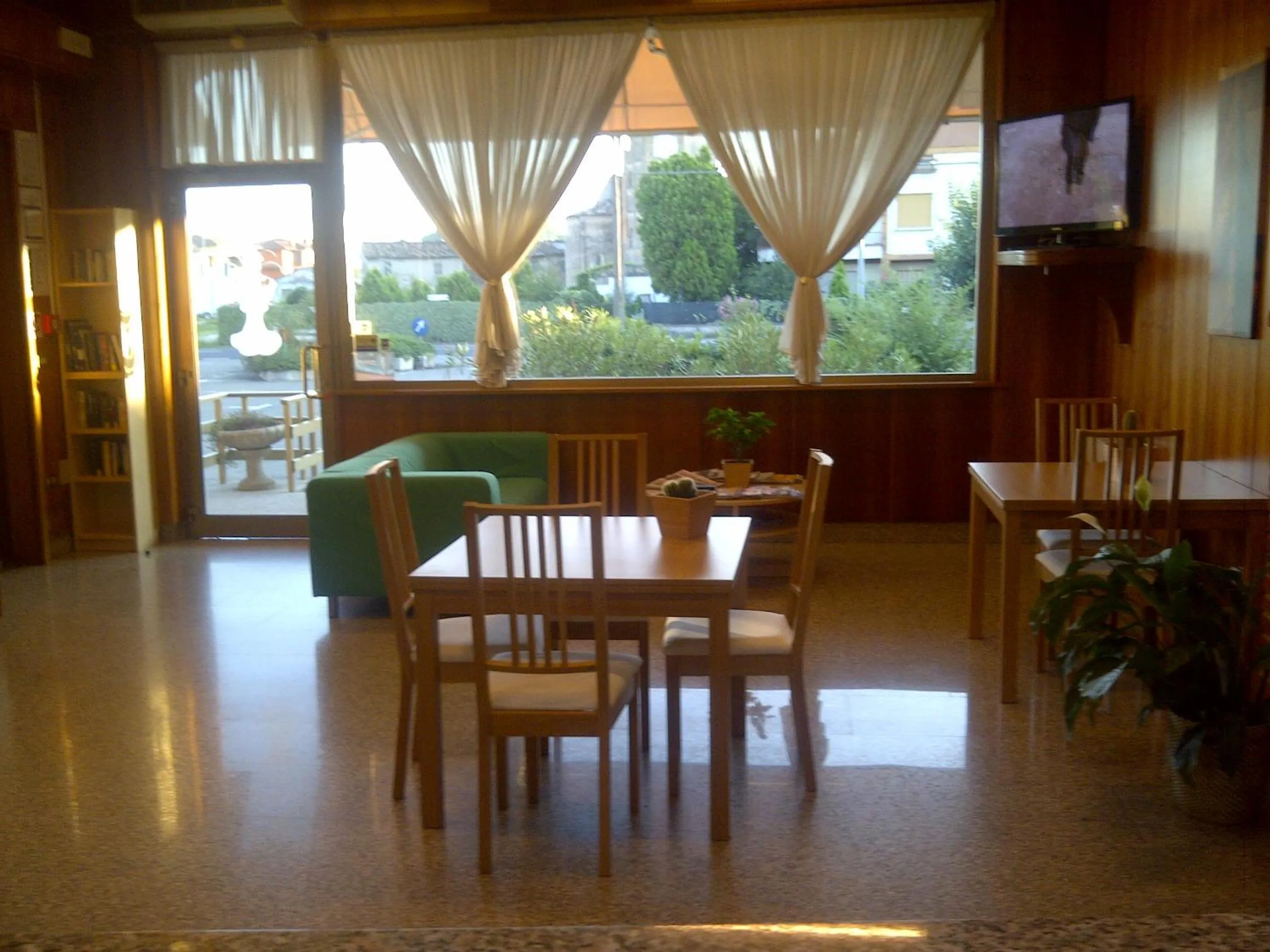 Communal lounge/ TV room in Hotel Route 9