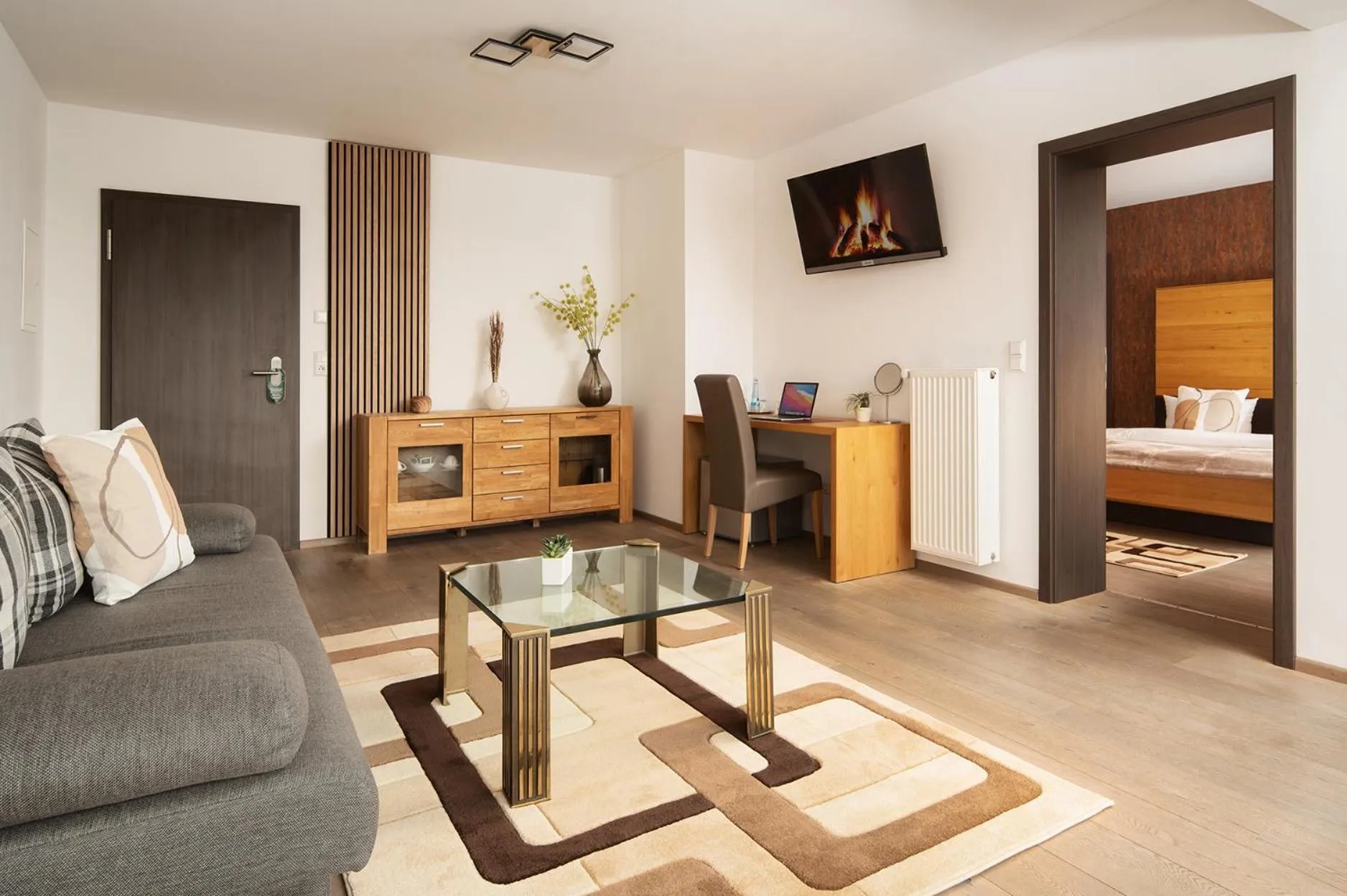 Hotel Vier Jahreszeiten Therme & Kliniken Bad Krozingen Nähe Freiburg & Schwarzwald Ideal für Geschäftsreisende & Wellness 24h Check-In WLAN & Parken gratis