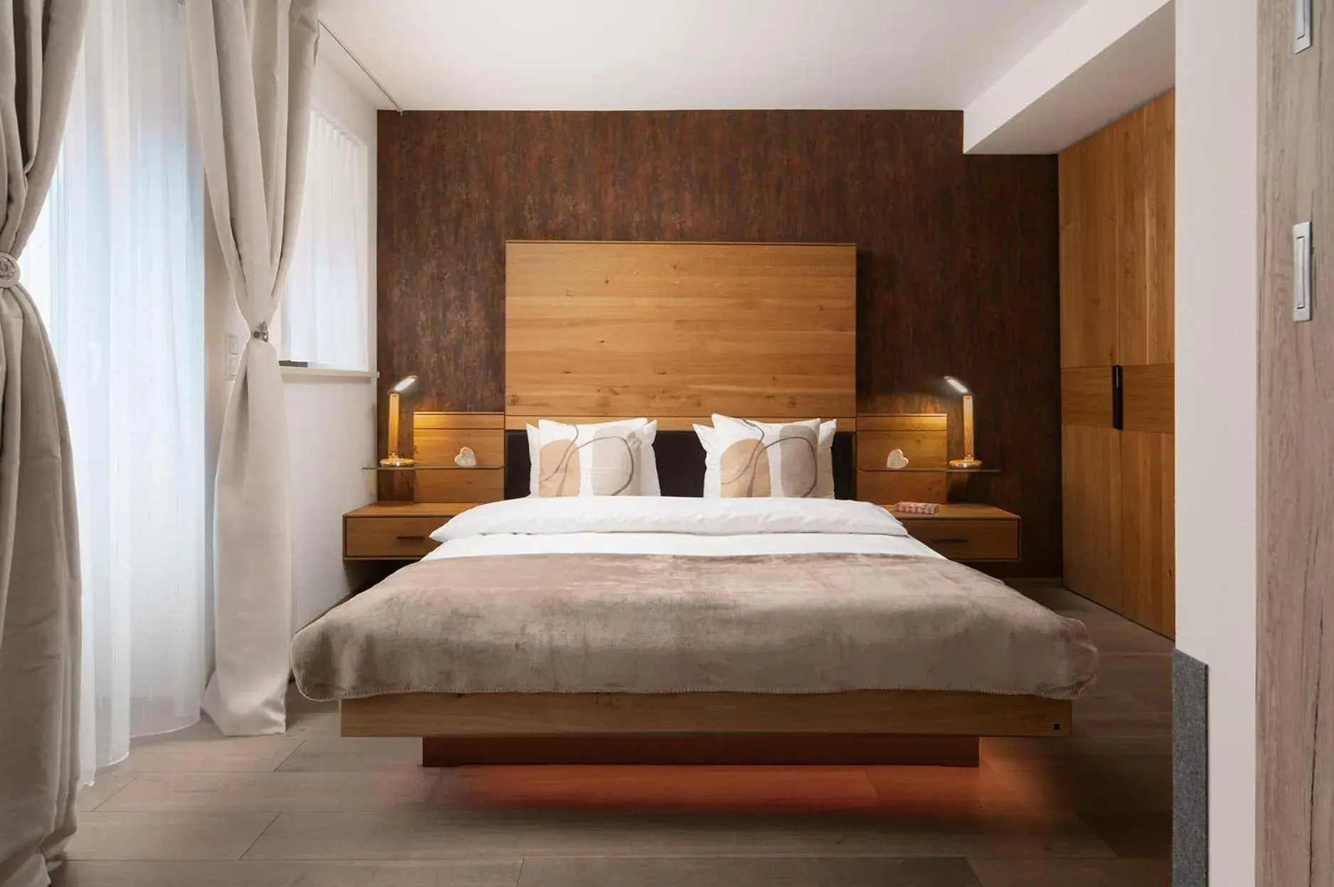 Double Room in Hotel Vier Jahreszeiten an der Therme & Kliniken Bad Krozingen Nähe Freiburg & Schwarzwald Ideal für Wellness Kur & Business Ausflüge 24h Check In- WLAN & Parken gratis Double Room in Hotel Vier Jahreszeiten an der Therme & Kliniken Bad Krozingen Nähe Freiburg & Schwarzwald Ideal für Wellness Kur & Business Ausflüge 24h Check In- WLAN & Parken gratis