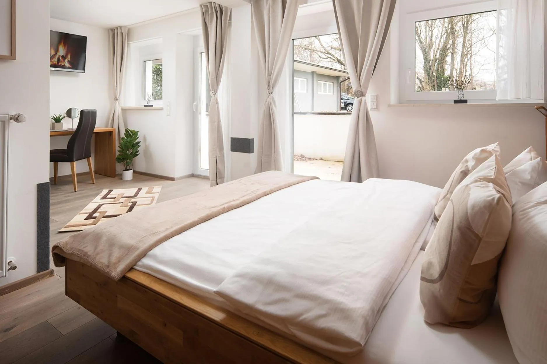 Hotel Vier Jahreszeiten Therme & Kliniken Bad Krozingen Nähe Freiburg & Schwarzwald Ideal für Geschäftsreisende & Wellness 24h Check-In WLAN & Parken gratis