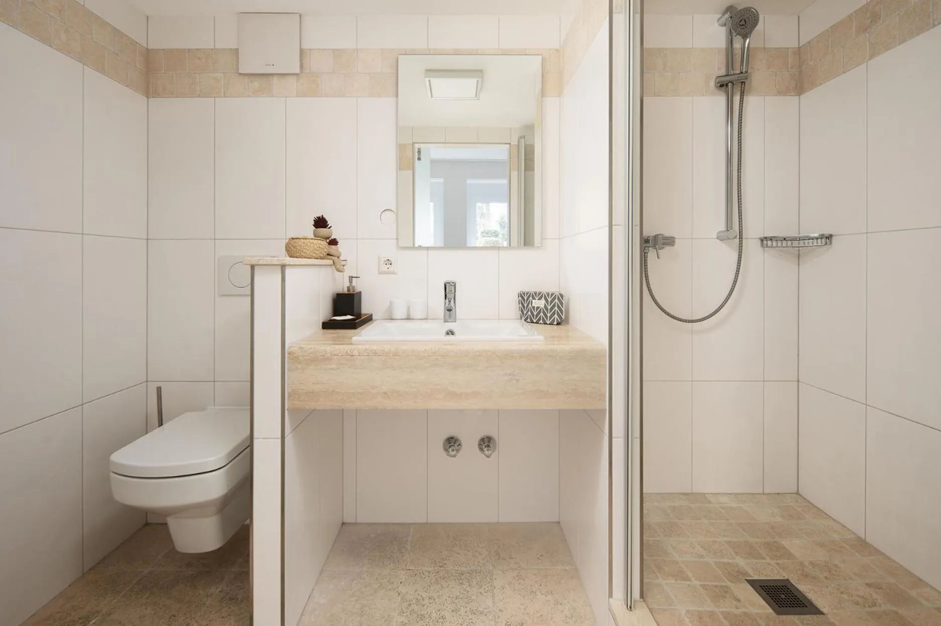 Hotel Vier Jahreszeiten Therme & Kliniken Bad Krozingen Nähe Freiburg & Schwarzwald Ideal für Geschäftsreisende & Wellness 24h Check-In WLAN & Parken gratis