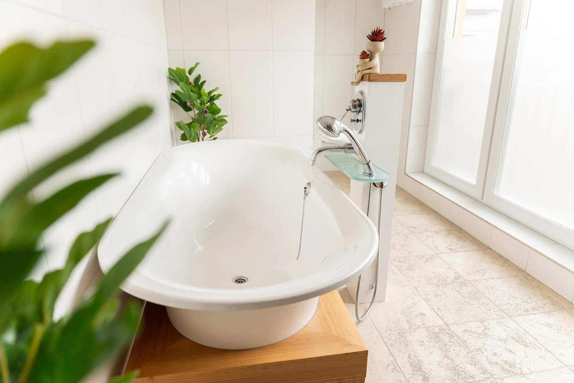 Hotel Vier Jahreszeiten Therme & Kliniken Bad Krozingen Nähe Freiburg & Schwarzwald Ideal für Geschäftsreisende & Wellness 24h Check-In WLAN & Parken gratis