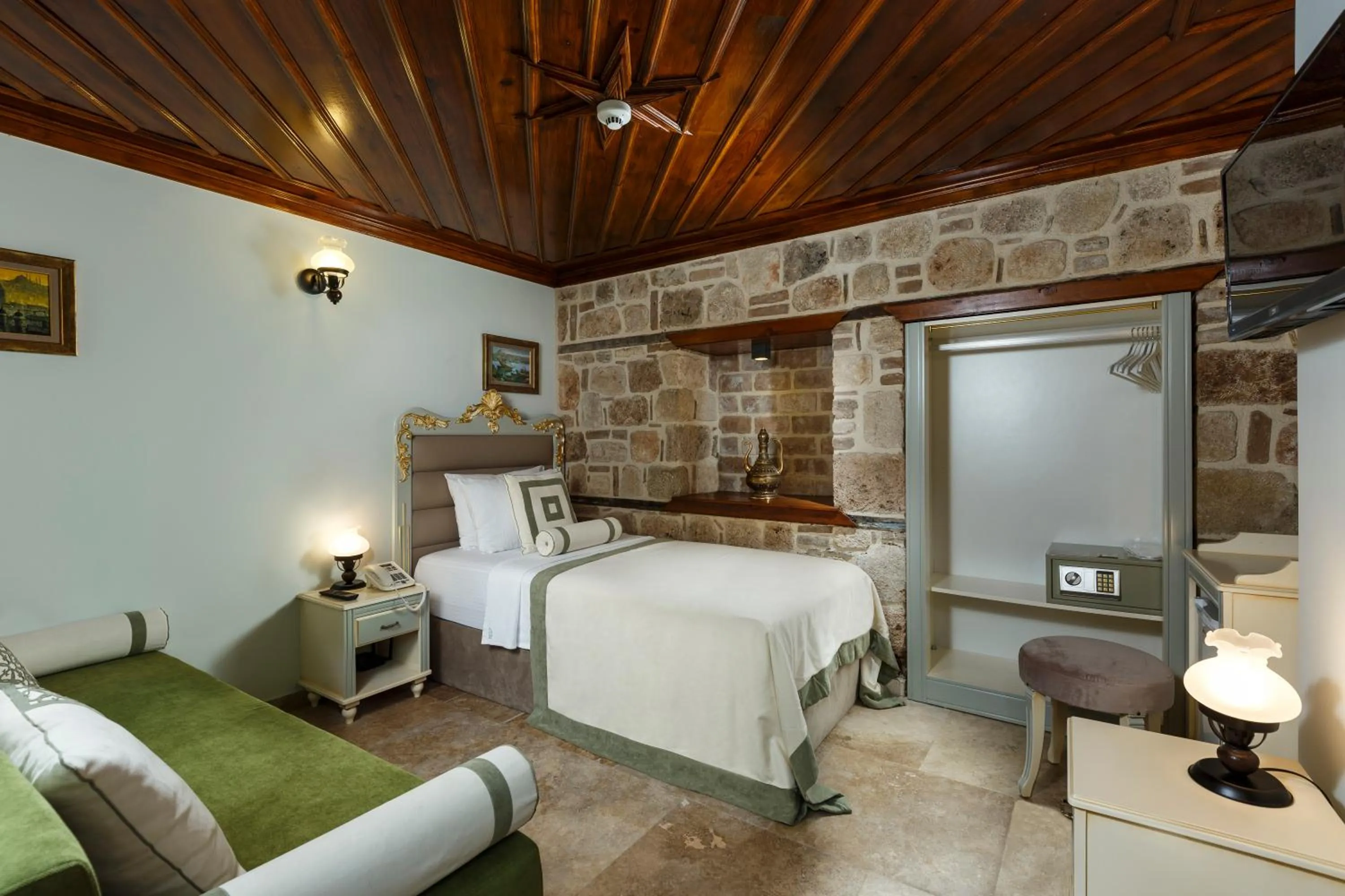 Photo of the whole room, Bed in Hotel 1207 Special Class