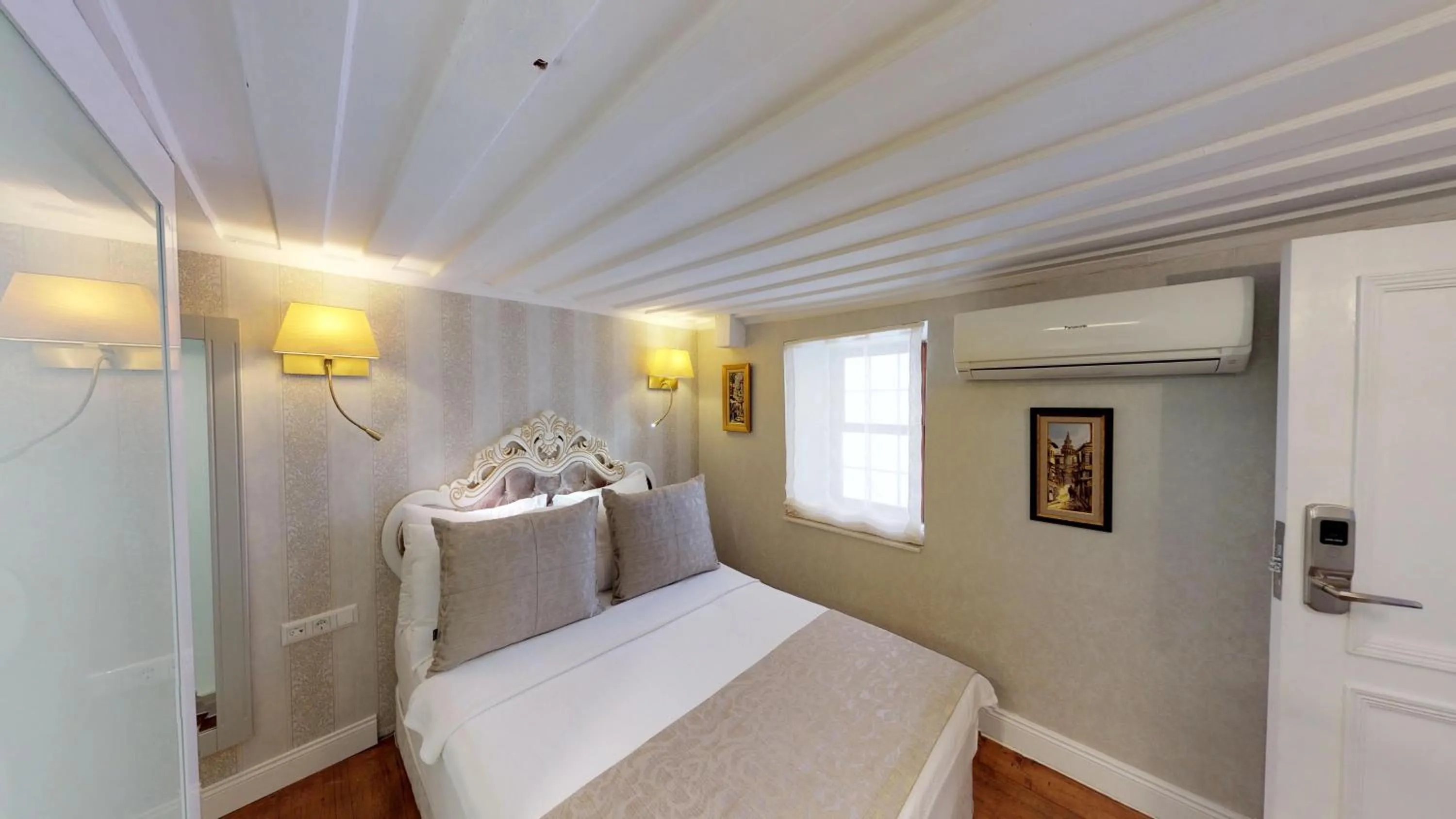 Photo of the whole room, Bed in Hotel 1207 Special Class