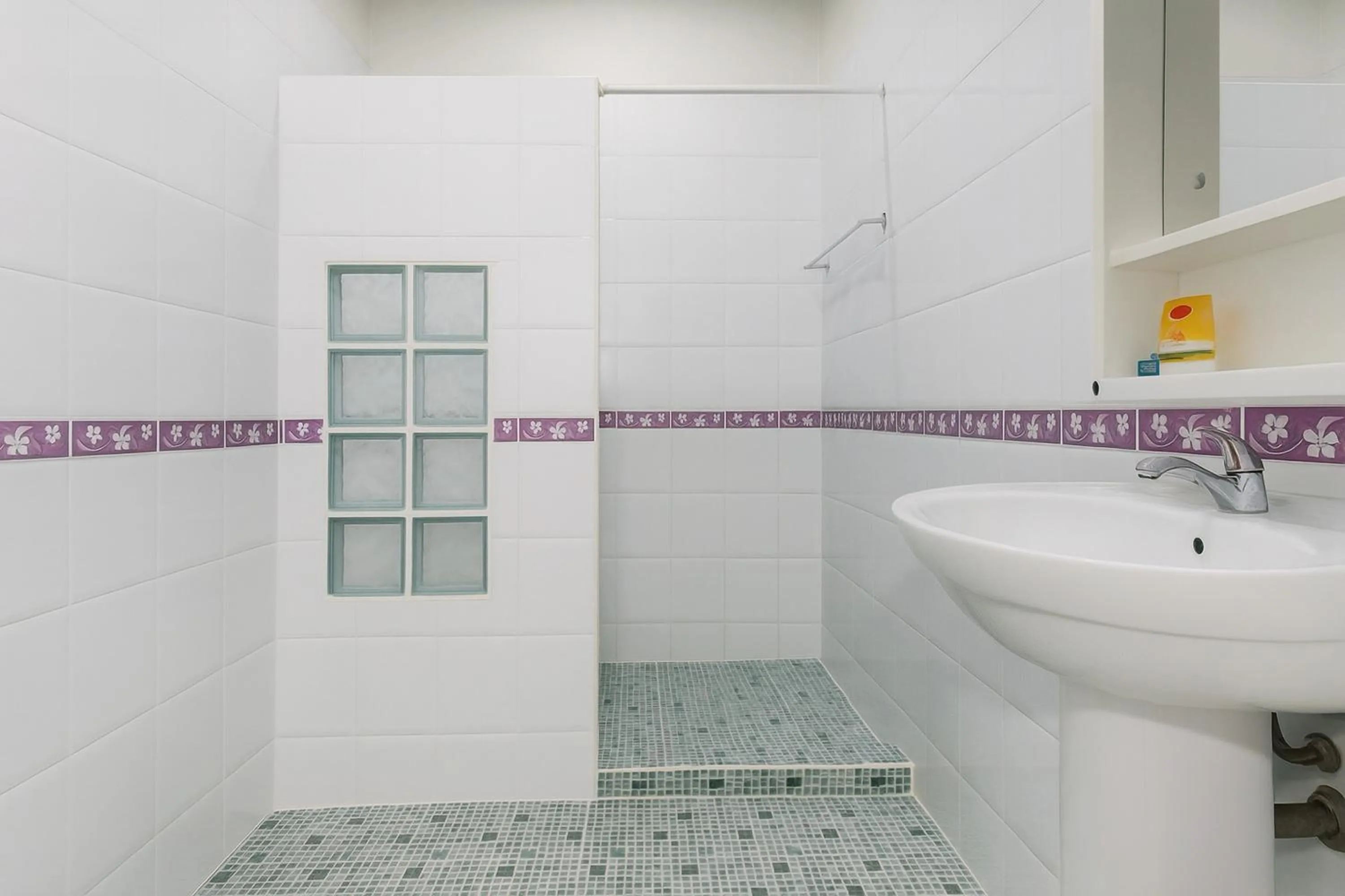 Bathroom in Kamala Orchid Guesthouse