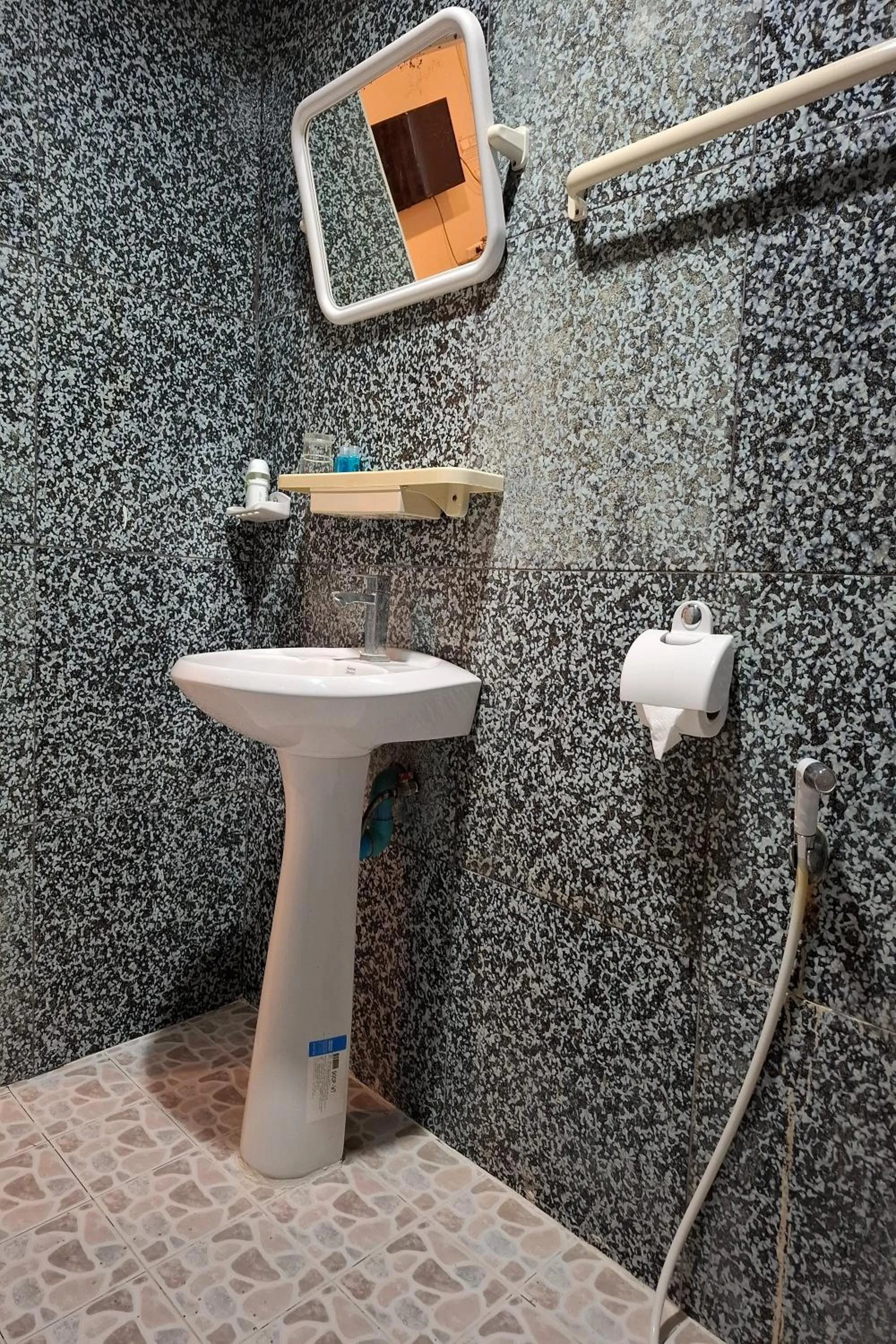 Bathroom in Kamala Orchid Guesthouse