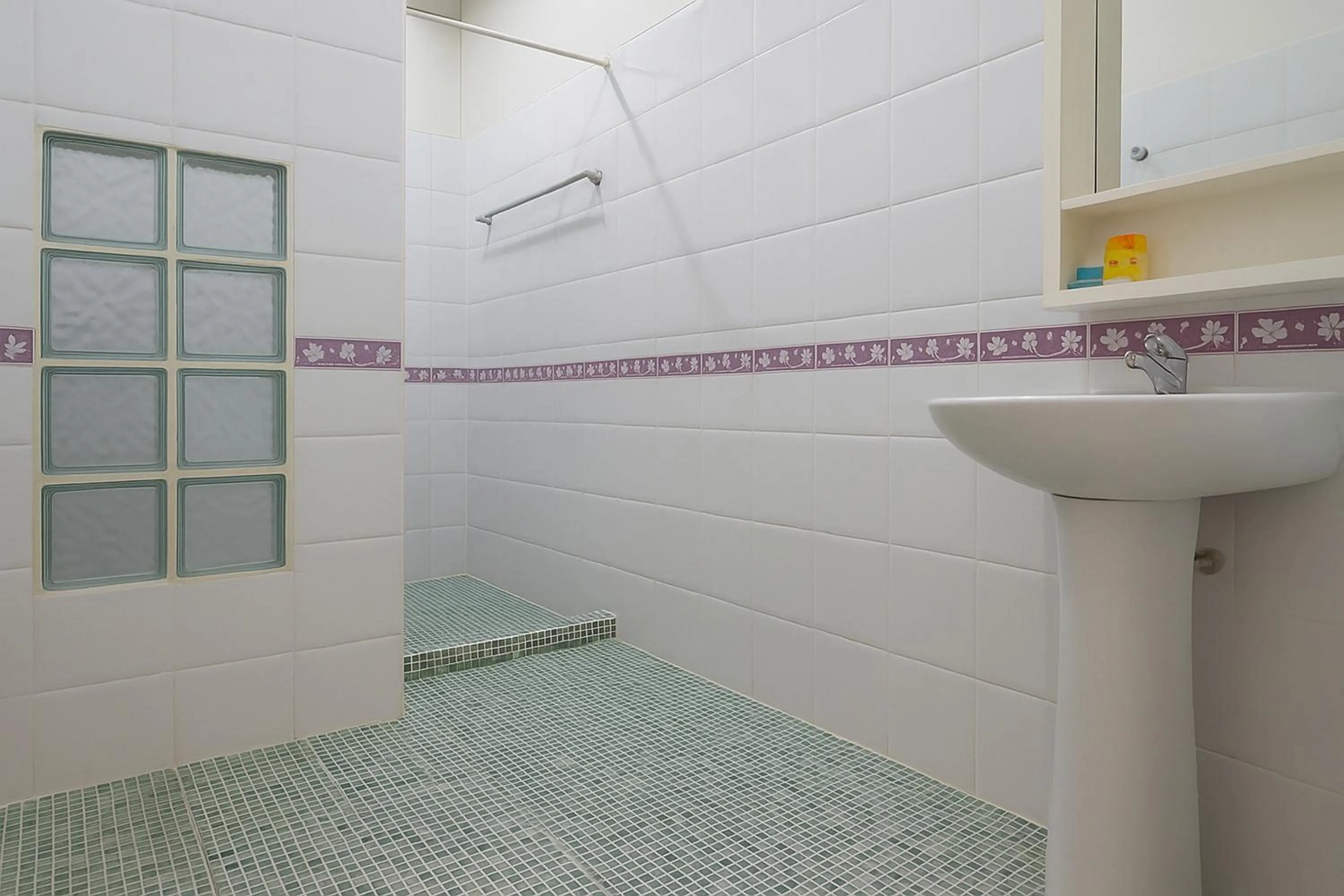 Shower in Kamala Orchid Guesthouse