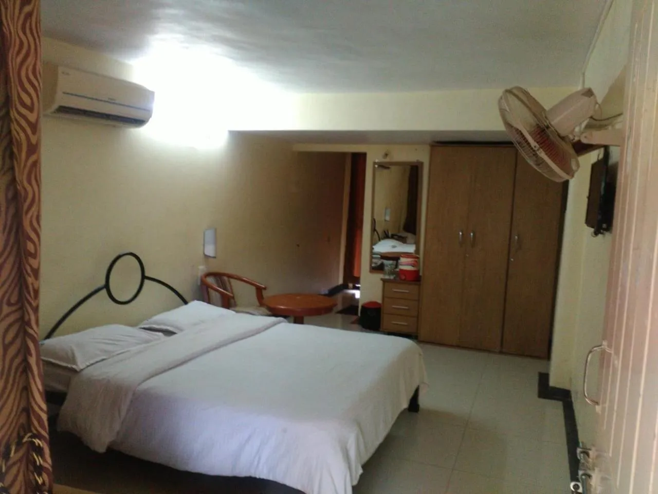 Photo of the whole room, Bed in Royale Heritage