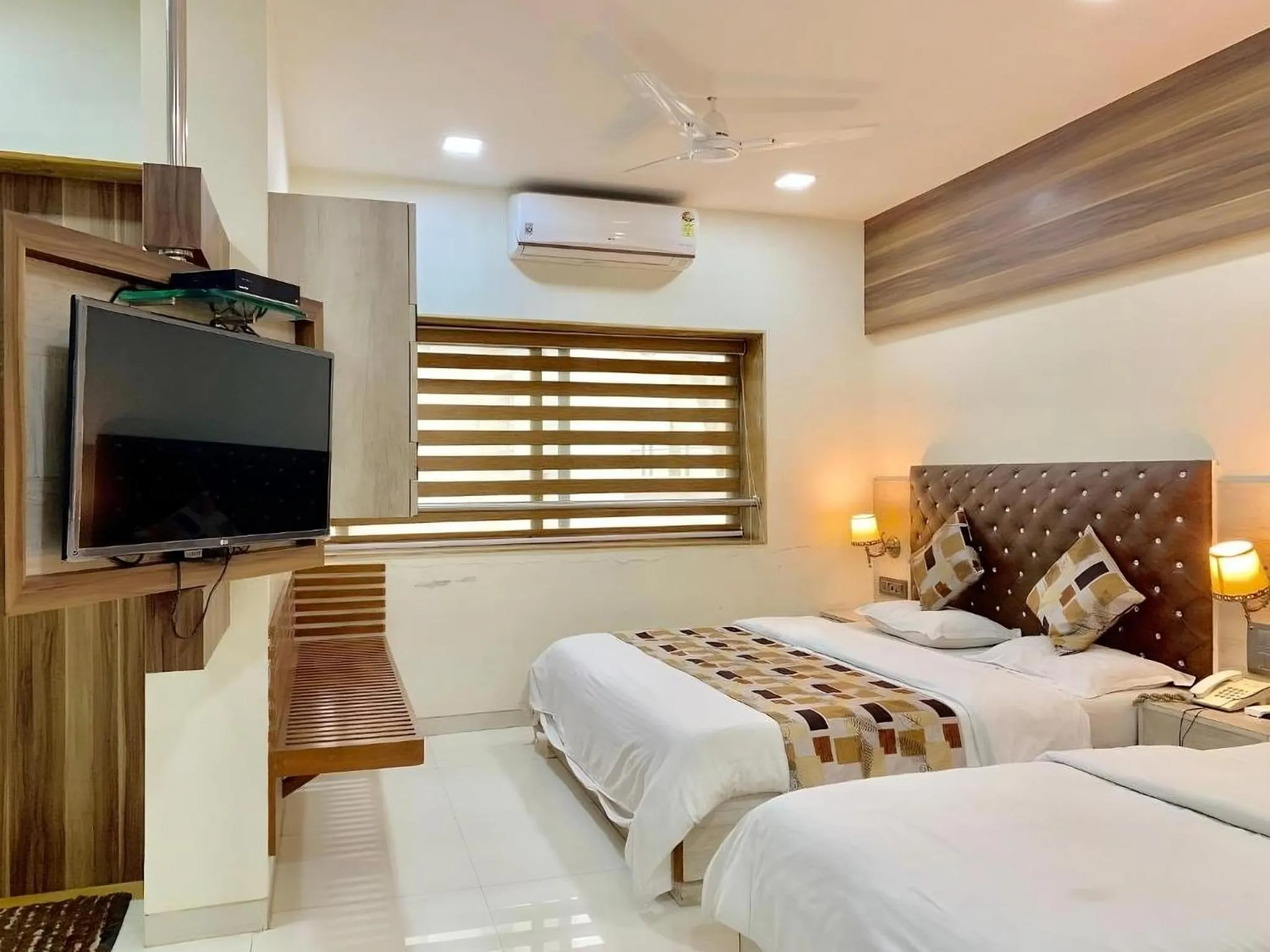 Photo of the whole room, Bed in Royale Heritage