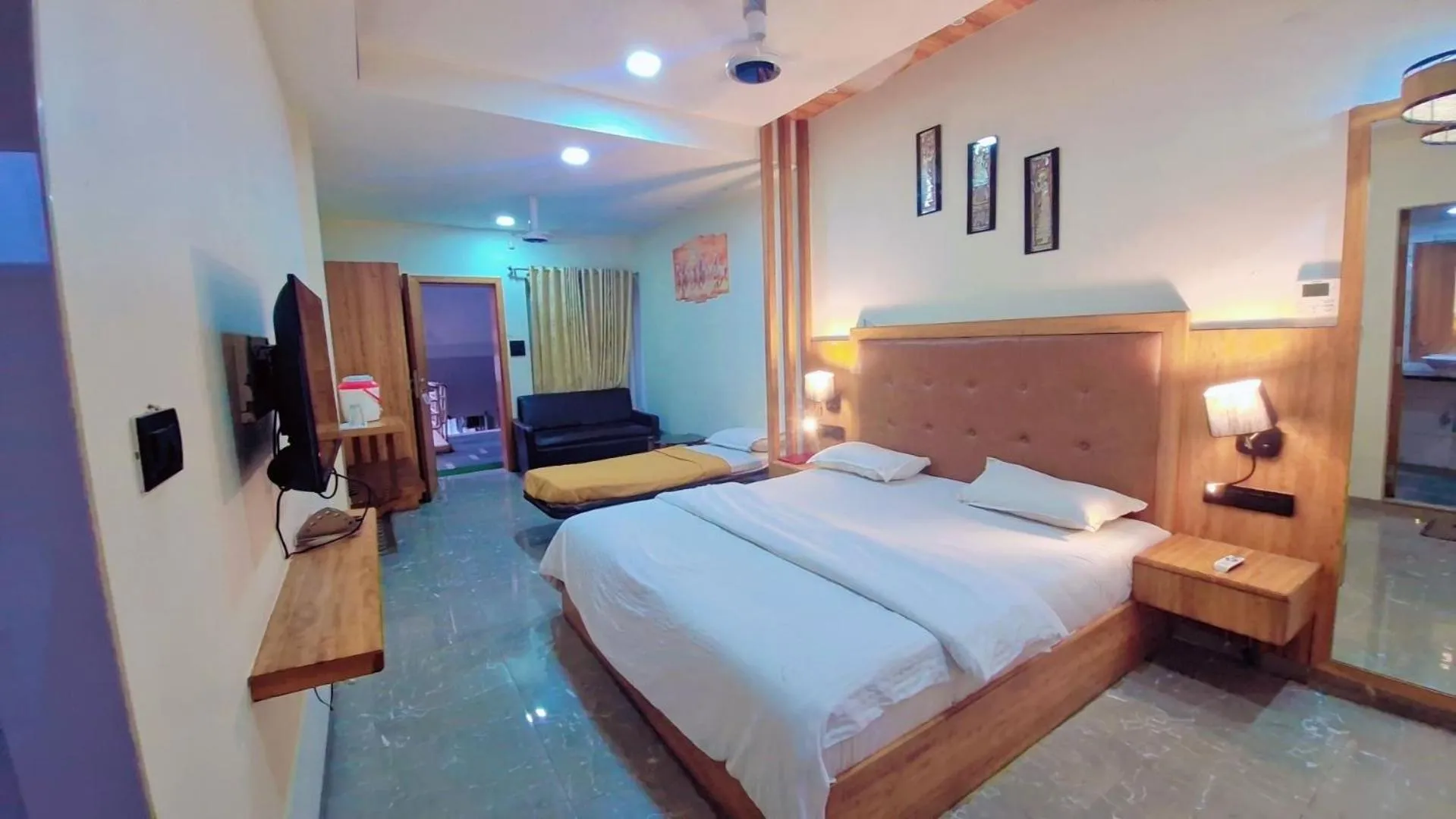 Photo of the whole room, Bed in Royale Heritage