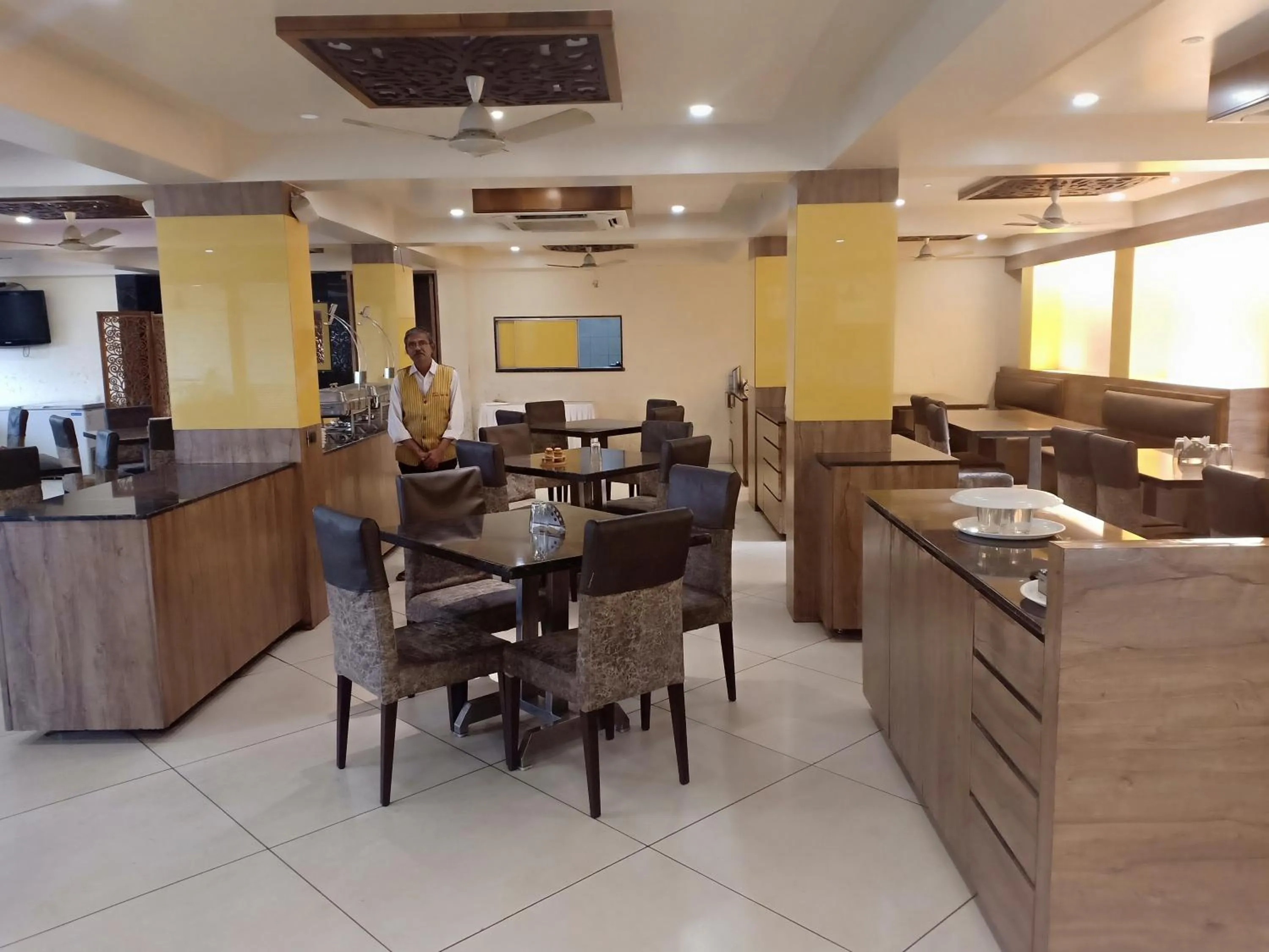 Restaurant/places to eat in Royale Heritage