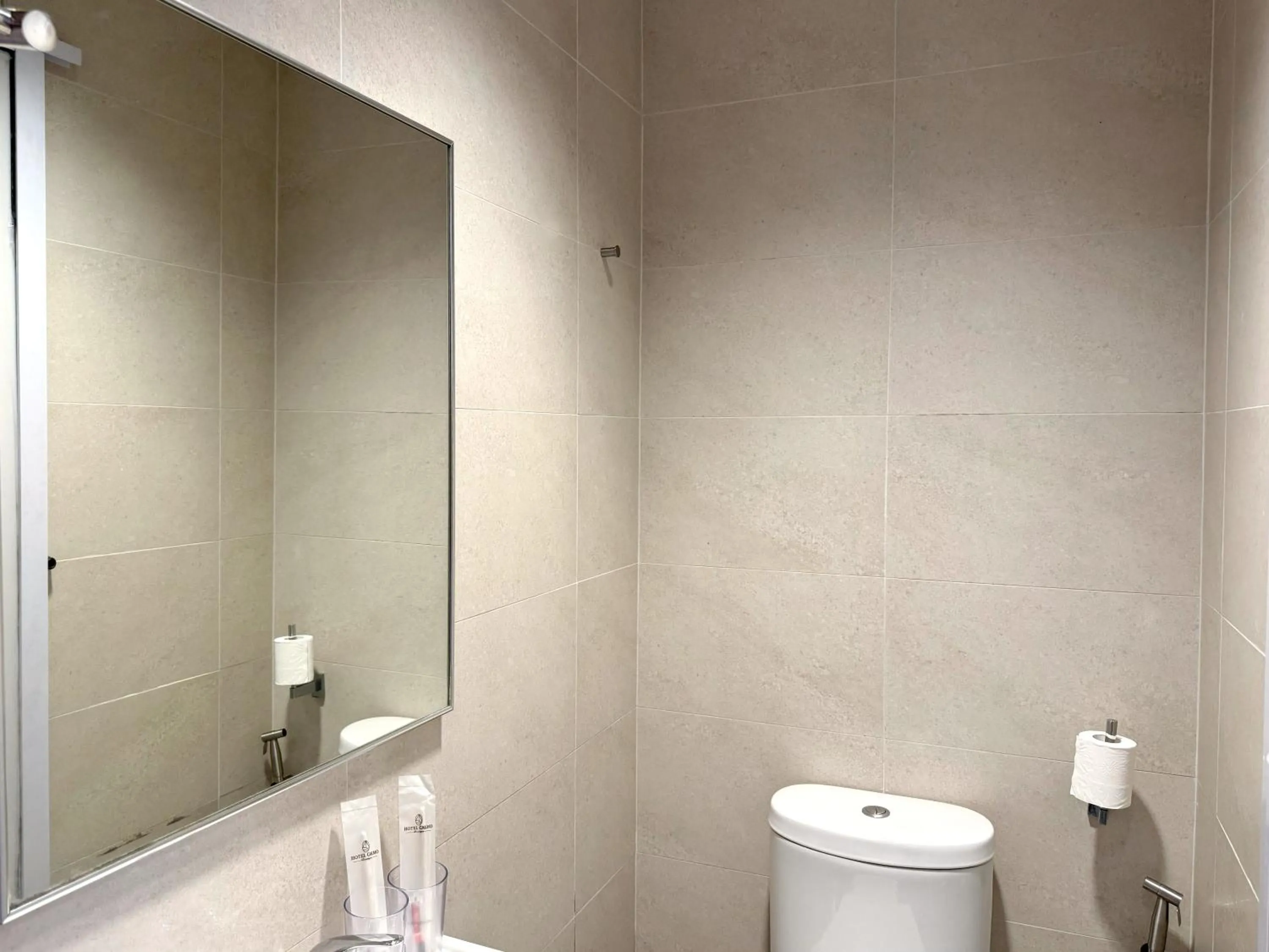 Bathroom in Hotel Calmo Hamilton