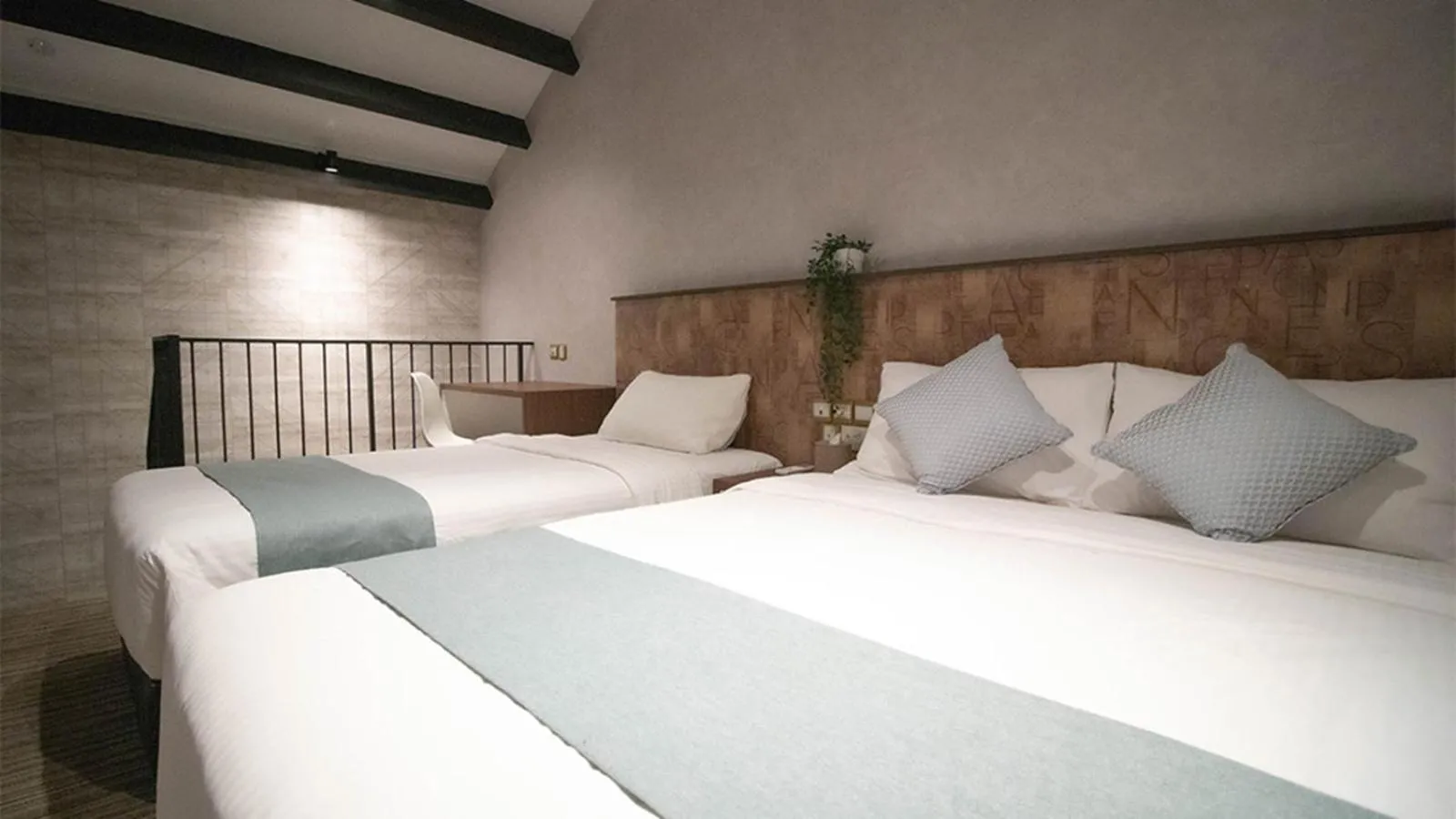 Bed in Hotel Calmo Hamilton