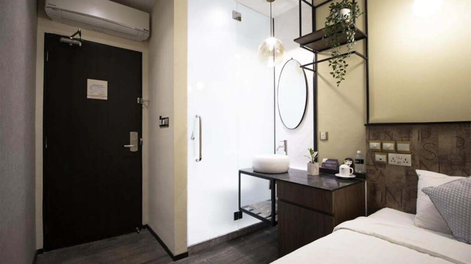 Bedroom, Bed in Hotel Calmo Hamilton