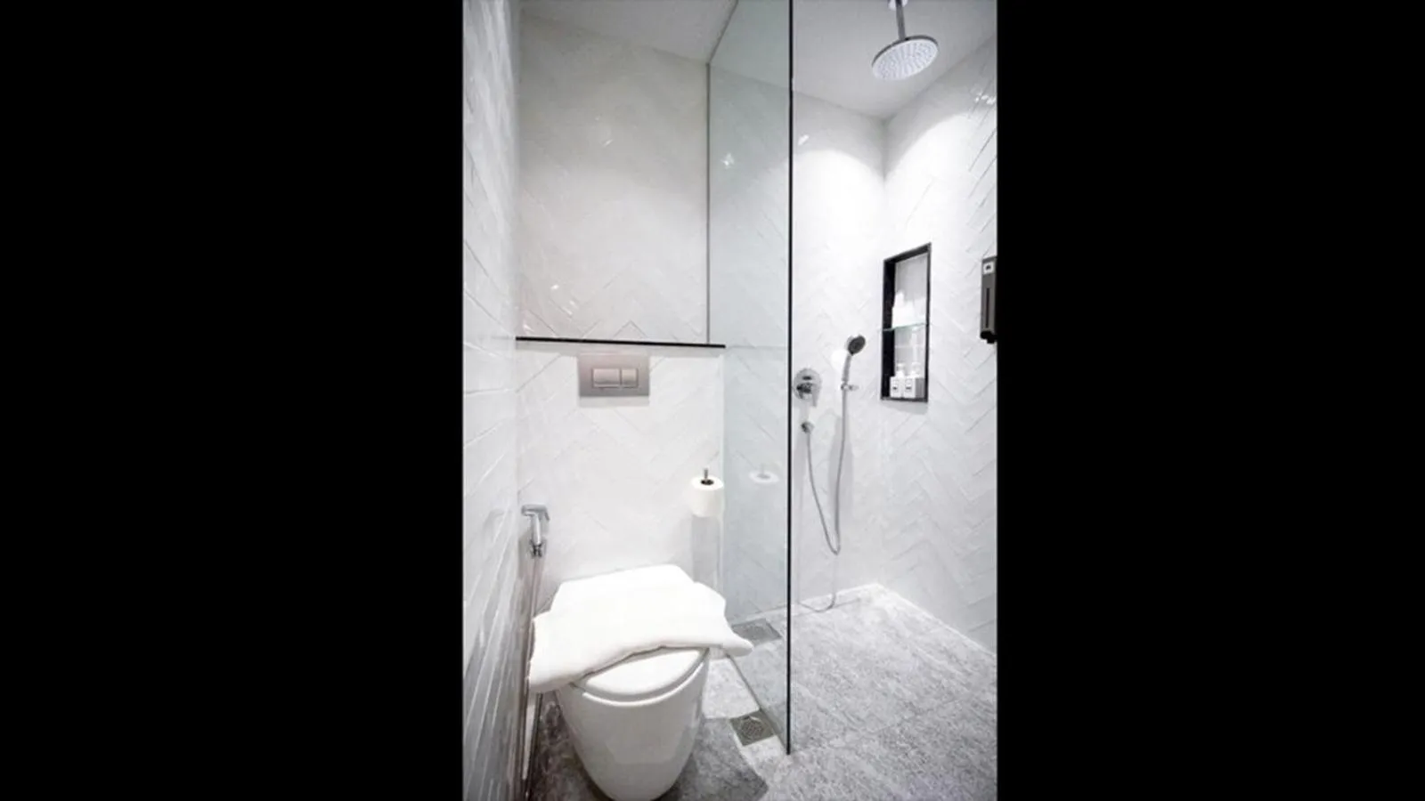 Toilet in Hotel Calmo Hamilton