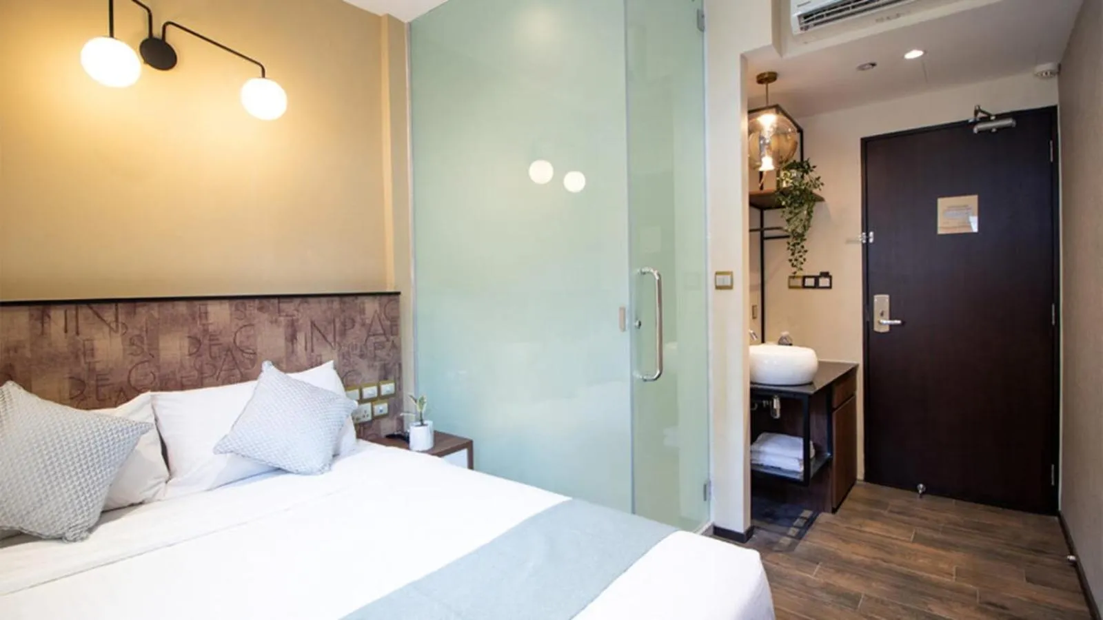 Bedroom, Bed in Hotel Calmo Hamilton
