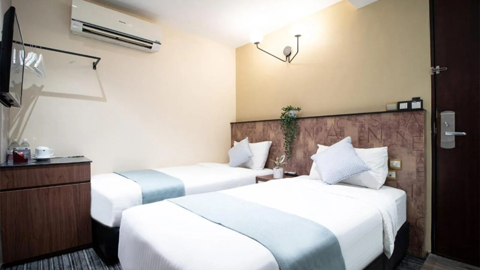 Bed in Hotel Calmo Hamilton