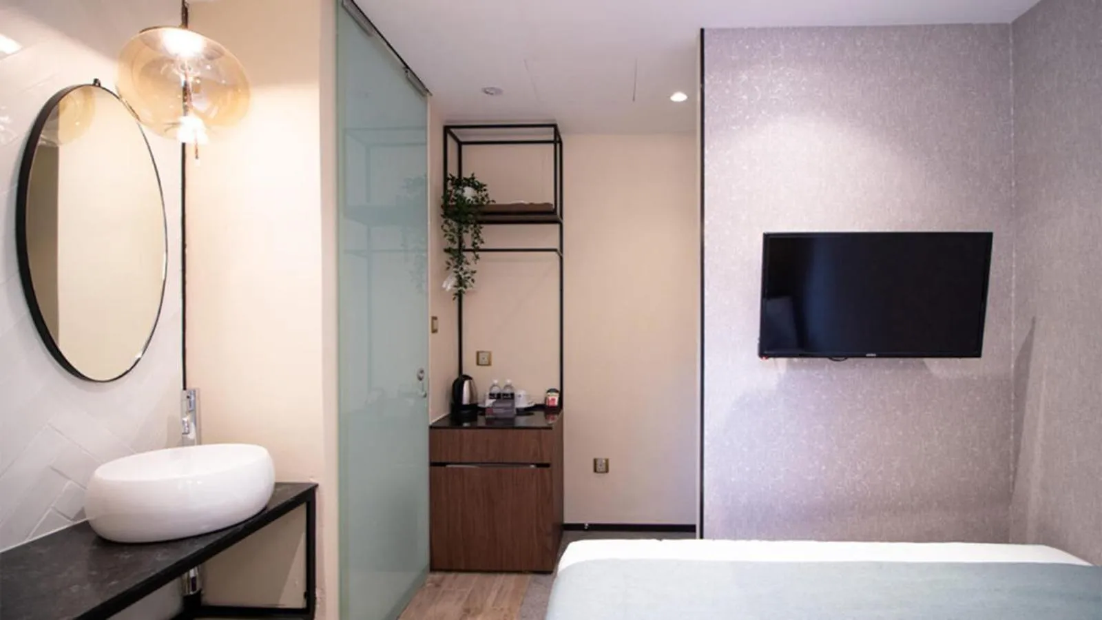 Bedroom, Bed in Hotel Calmo Hamilton